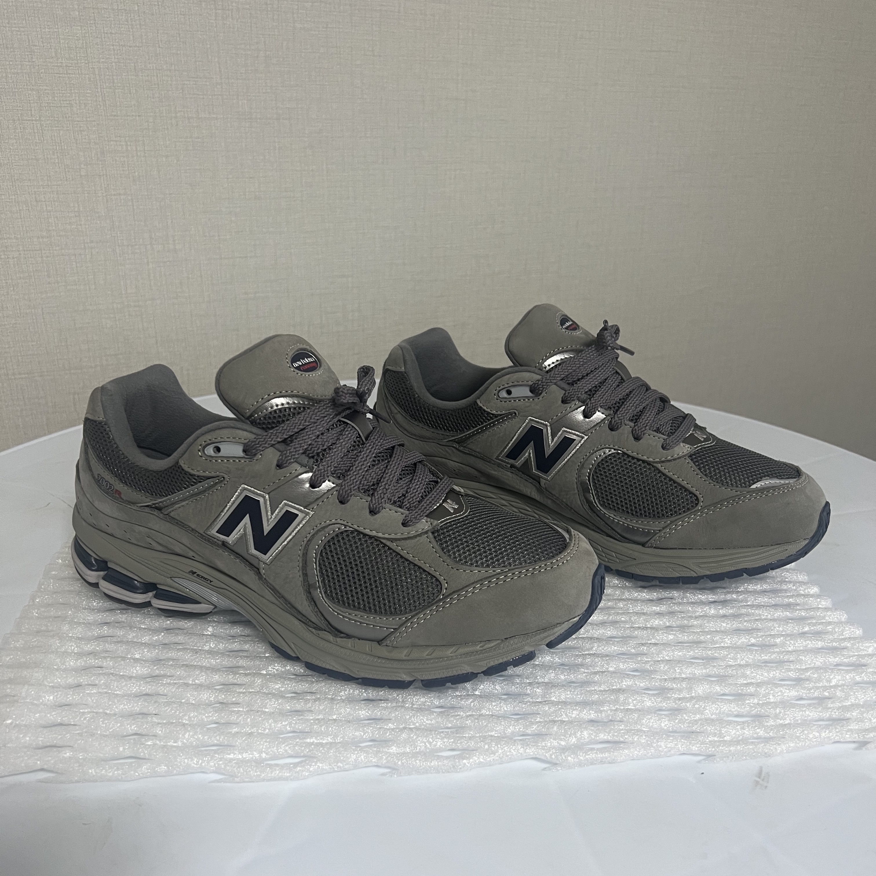New Balance 2002R Gray 착용 스타일 - 2