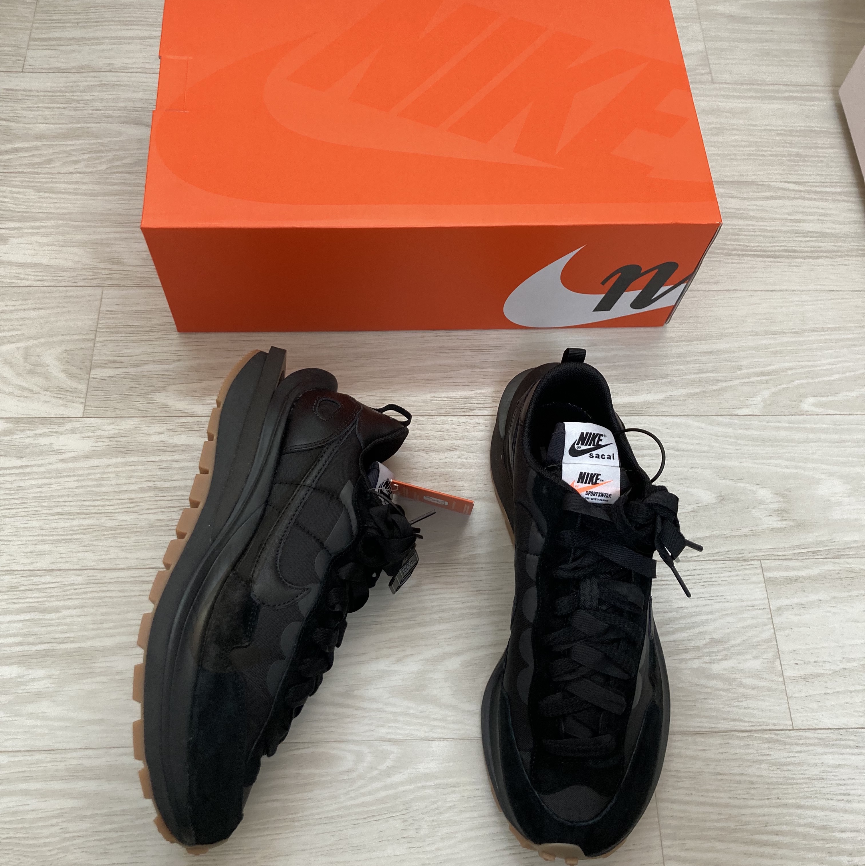 Nike x Sacai VaporWaffle Black and Gum 착용 스타일 - 1