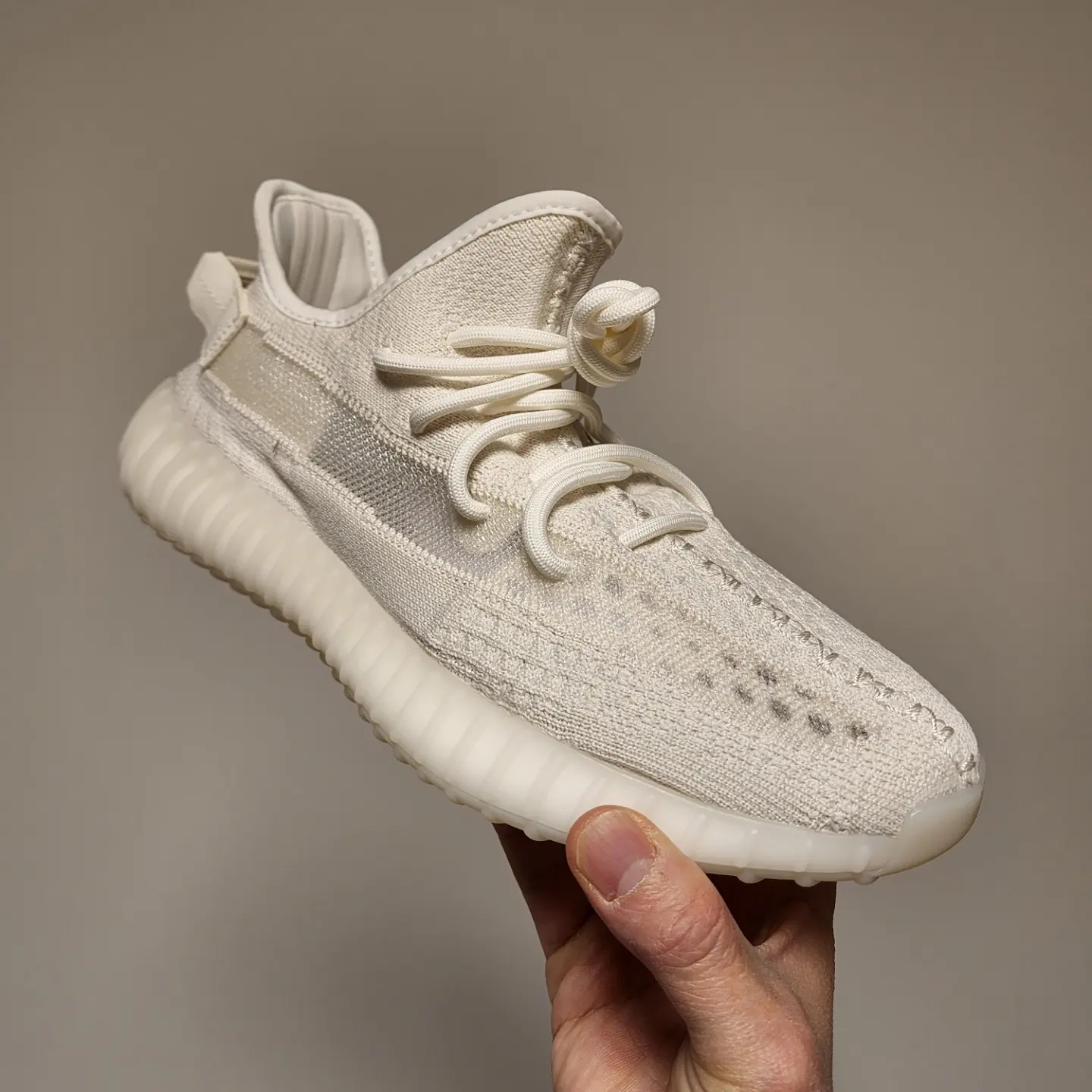Adidas Yeezy Boost 350 V2 Bone 착용 스타일 - 1