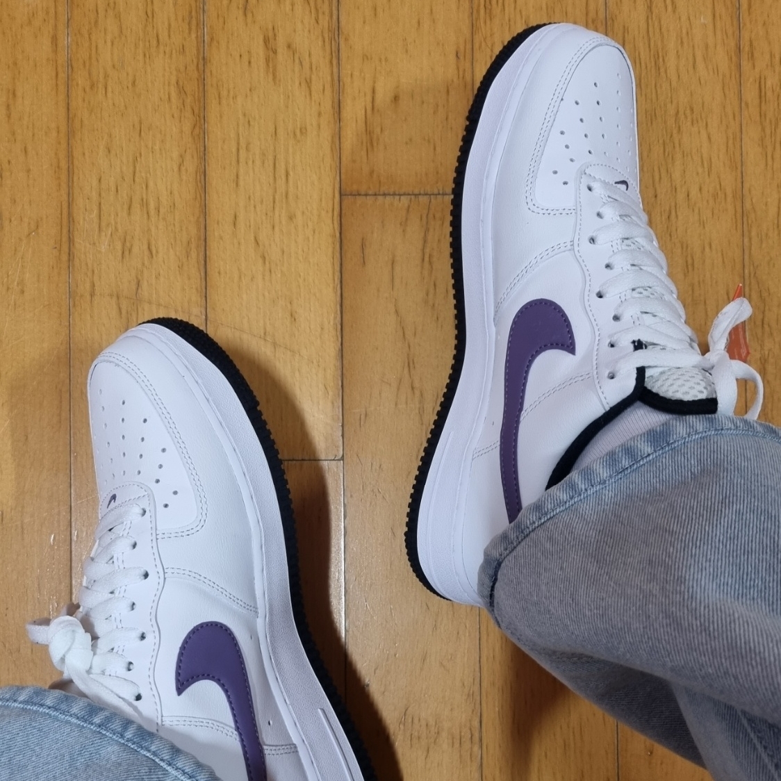 Nike Air Force 1 '07 LV8 Hoops White Canyon Purple 착용 스타일