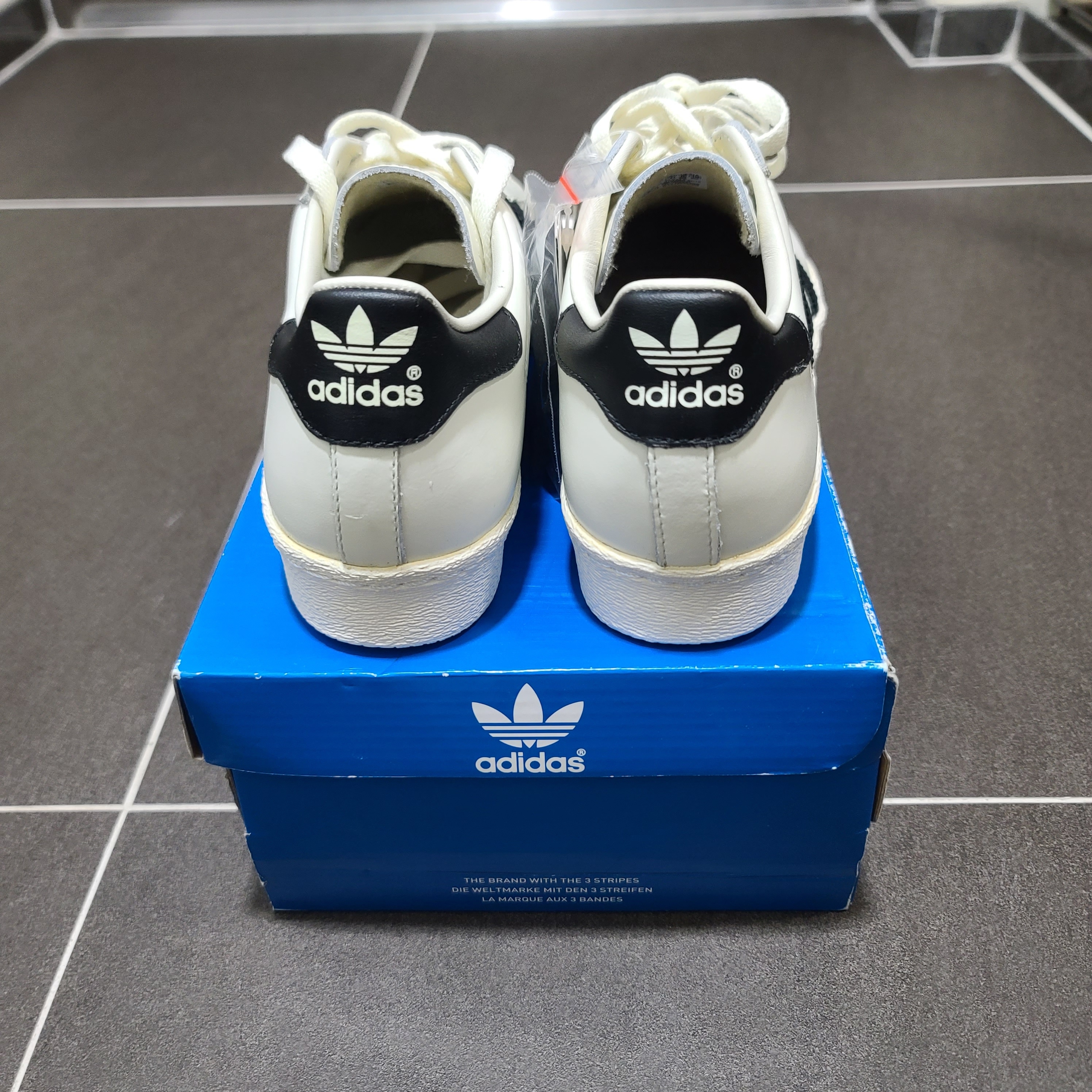 Adidas Superstar 80s Deluxe Vintage White Black 착용 스타일 - 5