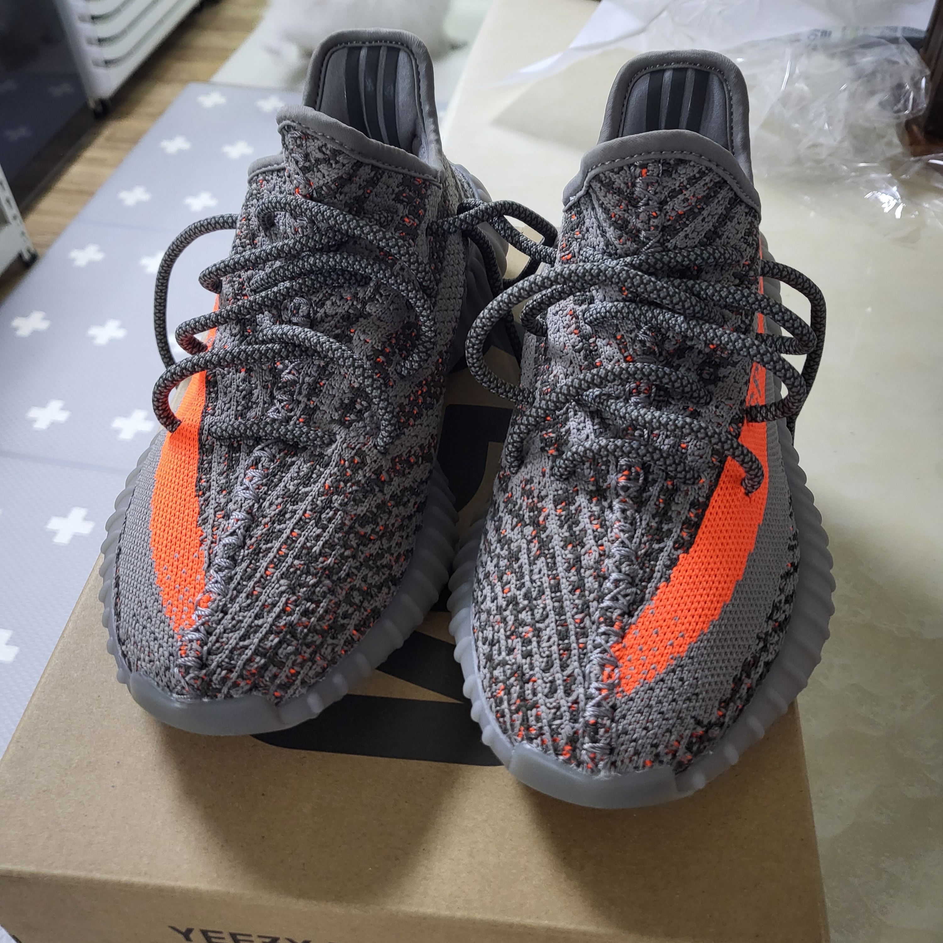 Adidas Yeezy Boost 350 V2 Beluga - Reflective 착용 스타일