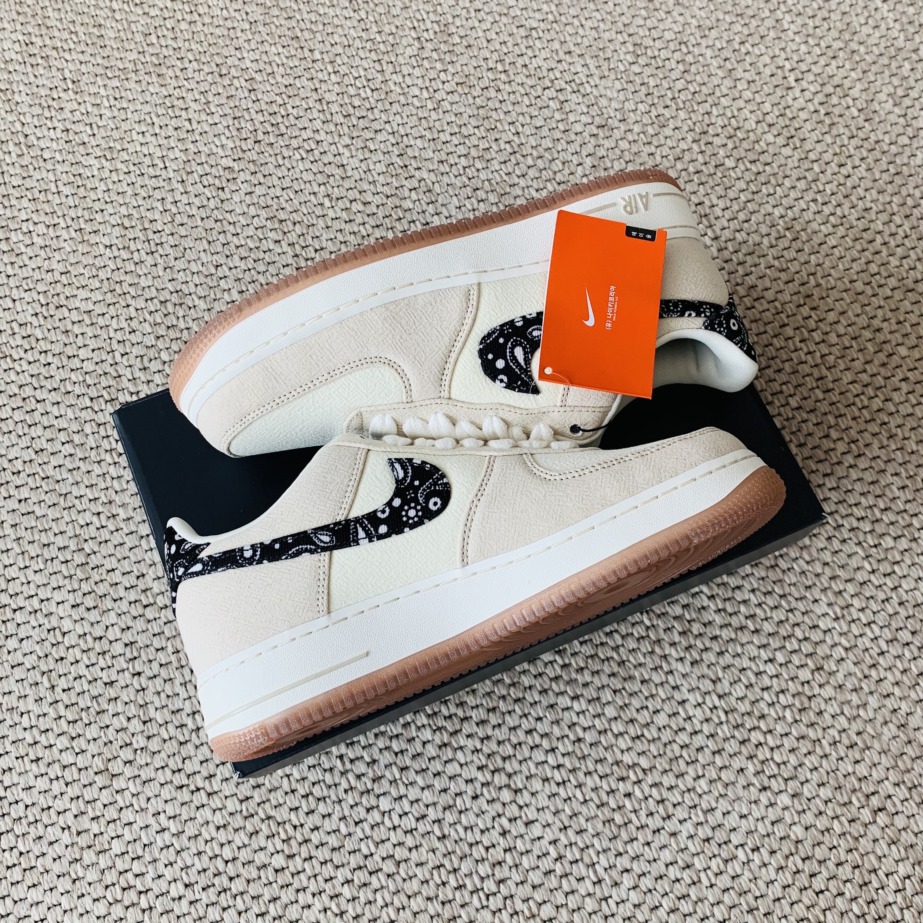 Nike Air Force 1 '07 LV8 Paisley Swoosh 착용 스타일 - 2