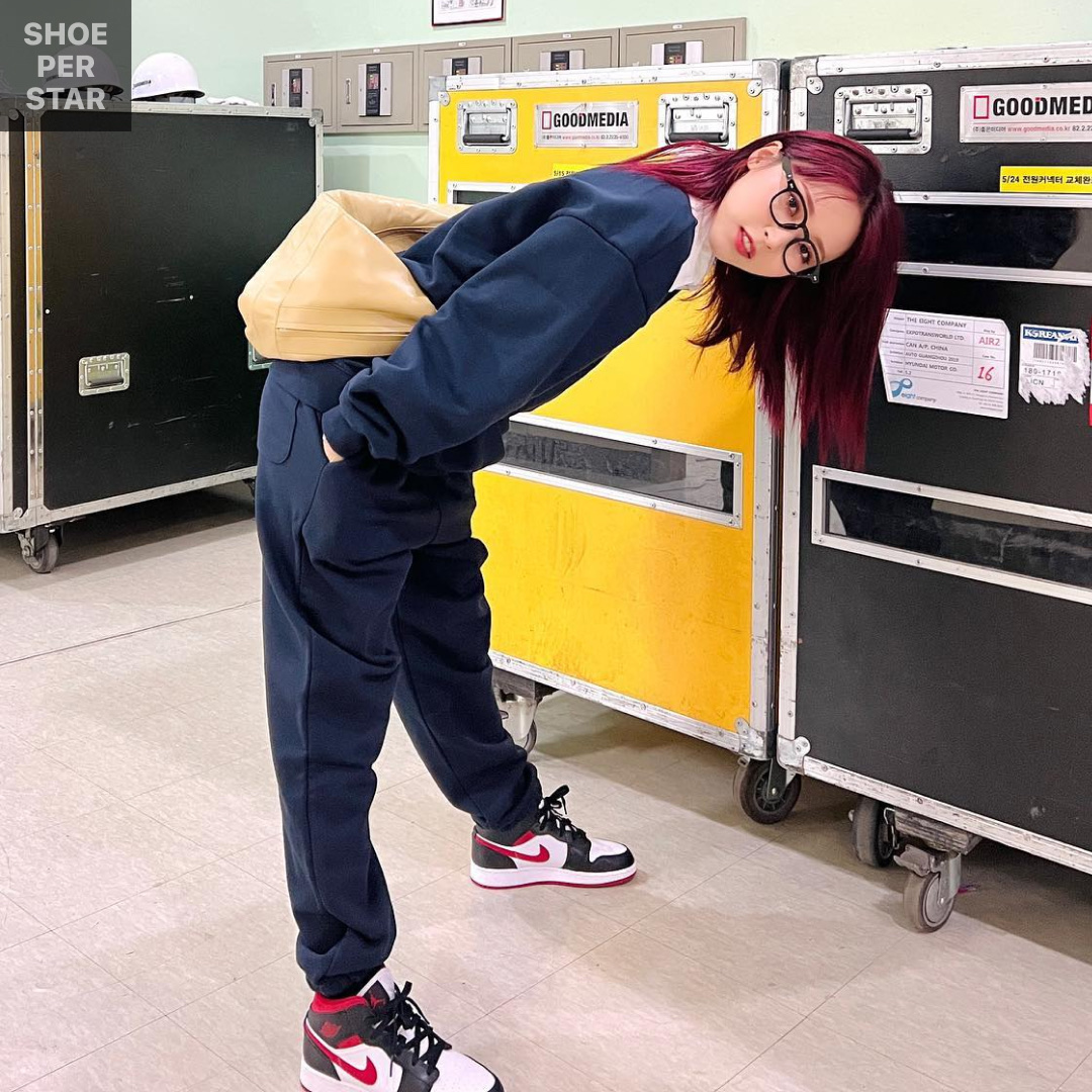 Jordan 1 Mid Gym Red Black White, Lemaire Large Croissant Bag Soft Nappa Leather Dune 착용 스타일 - 1