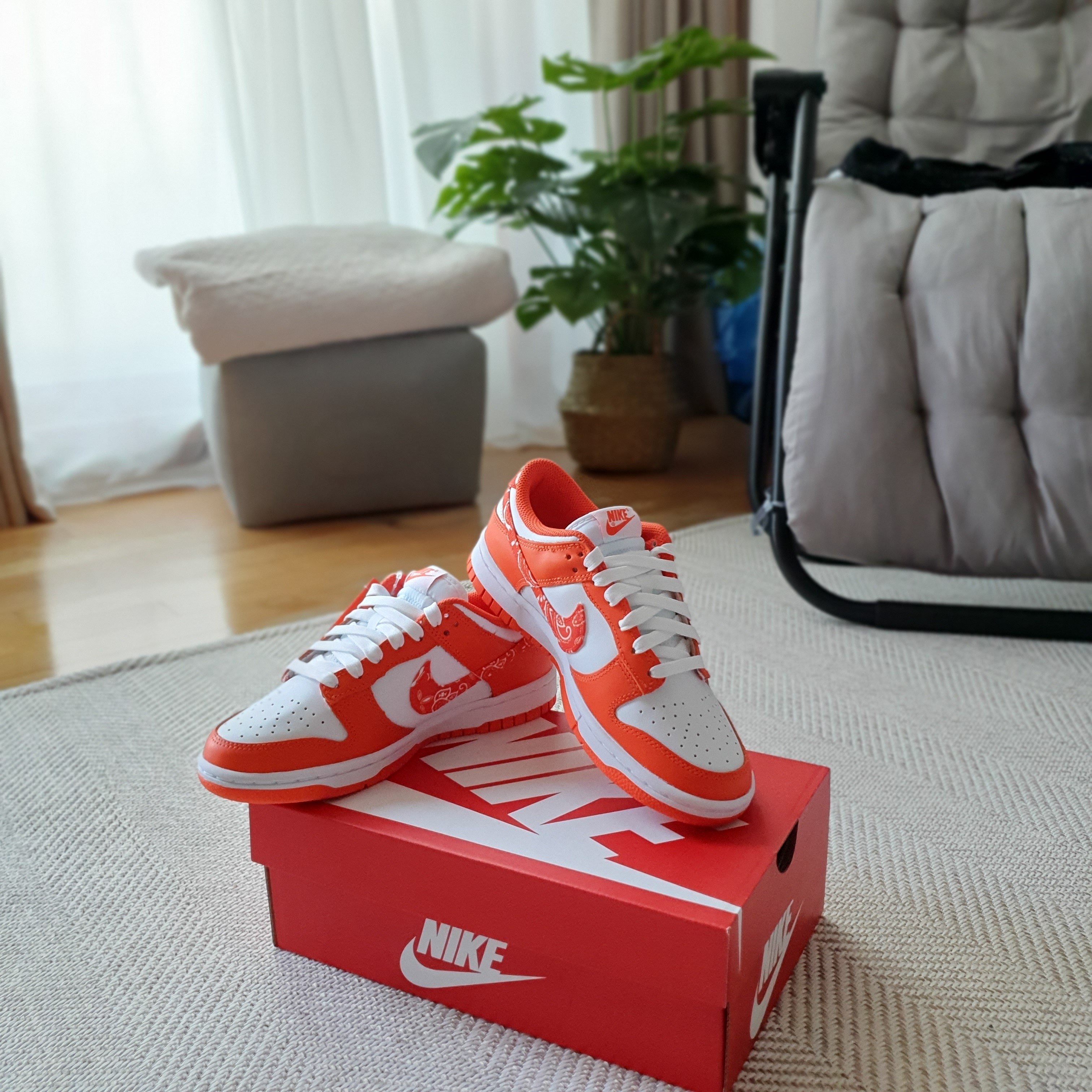 (W) Nike Dunk Low Essential Orange Paisley, (W) Jordan 1 Low OG Starfish 착용 스타일 - 4