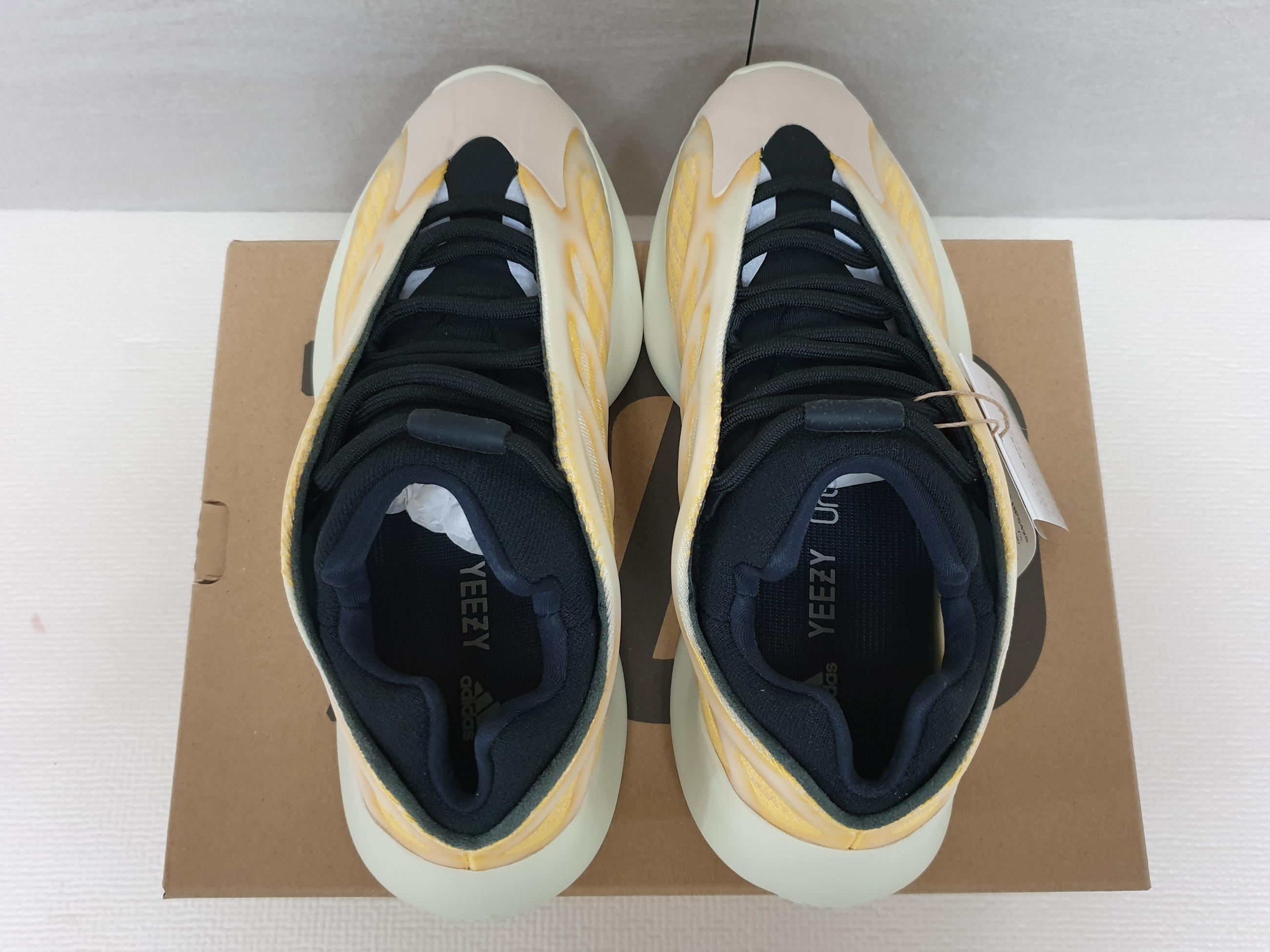 Adidas Yeezy 700 V3 Mono Safflower 착용 스타일 - 4