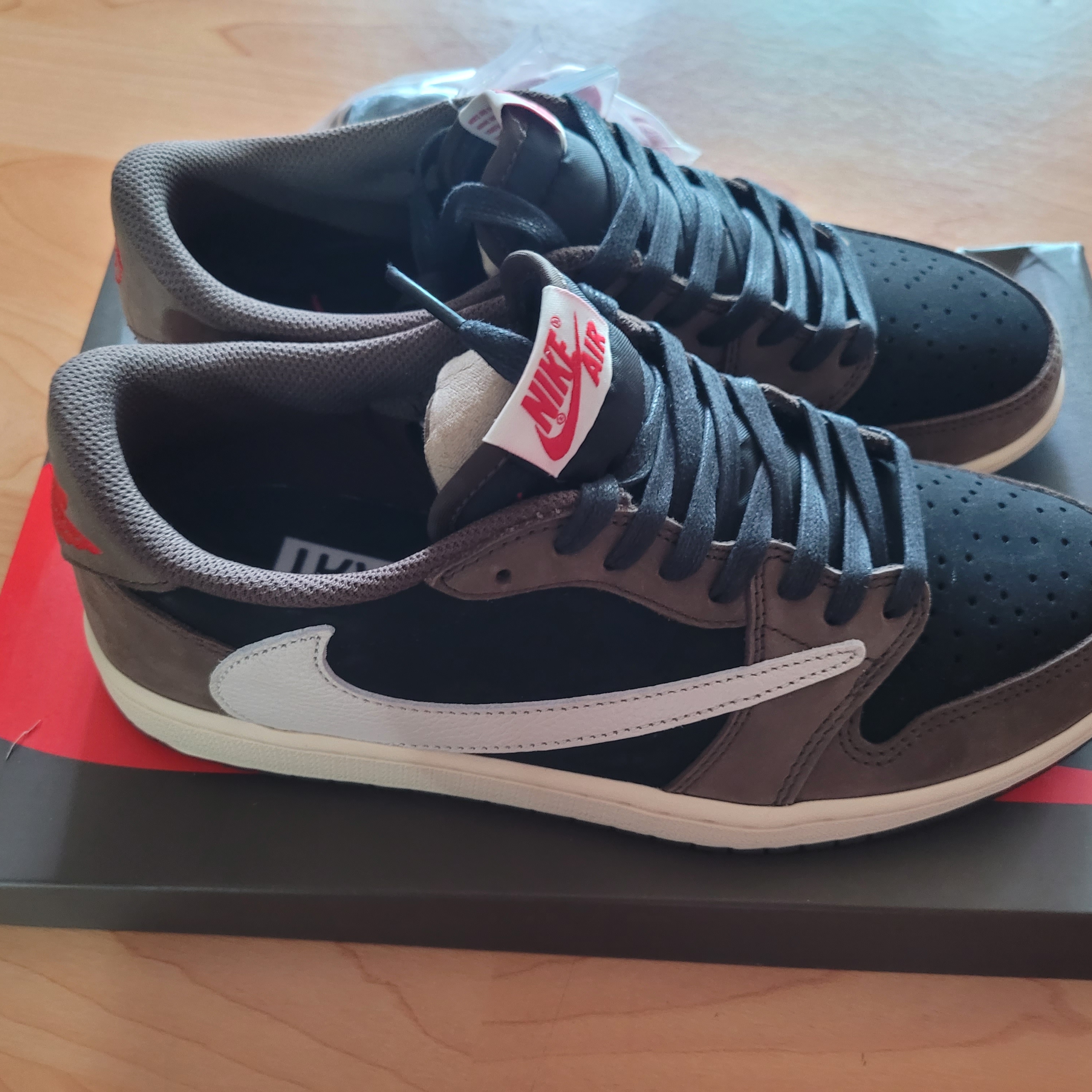 Jordan 1 x Travis Scott Retro Low OG SP Mocha 착용 스타일 - 1