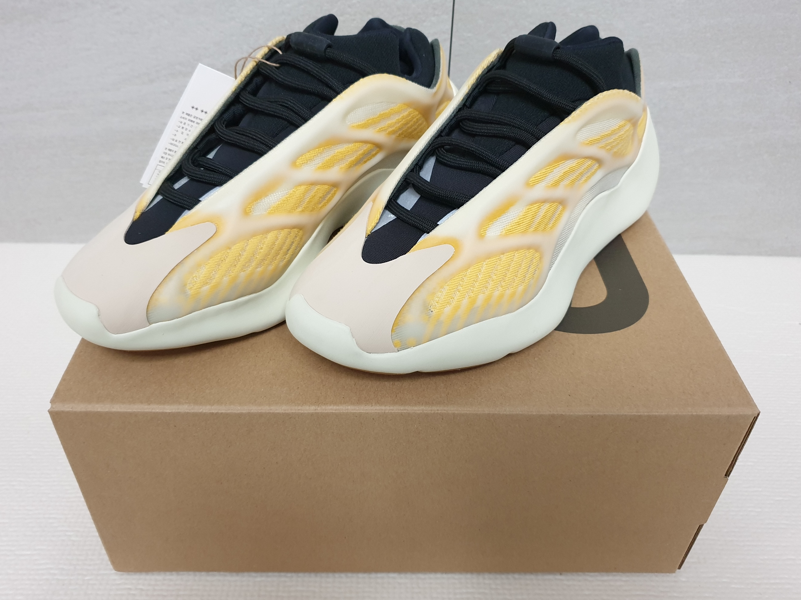 Adidas Yeezy 700 V3 Mono Safflower 착용 스타일 - 1