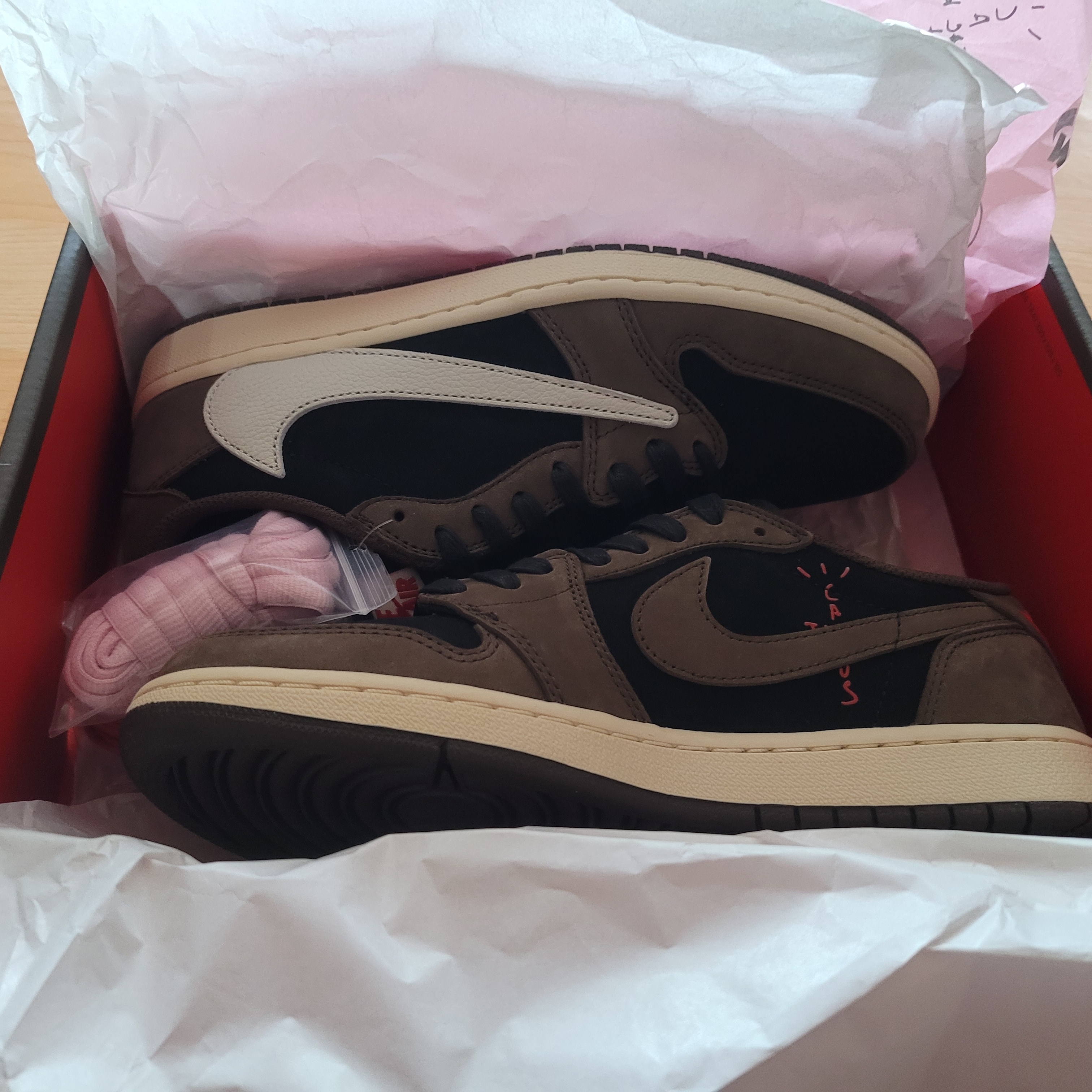 Jordan 1 x Travis Scott Retro Low OG SP Mocha 착용 스타일 - 2