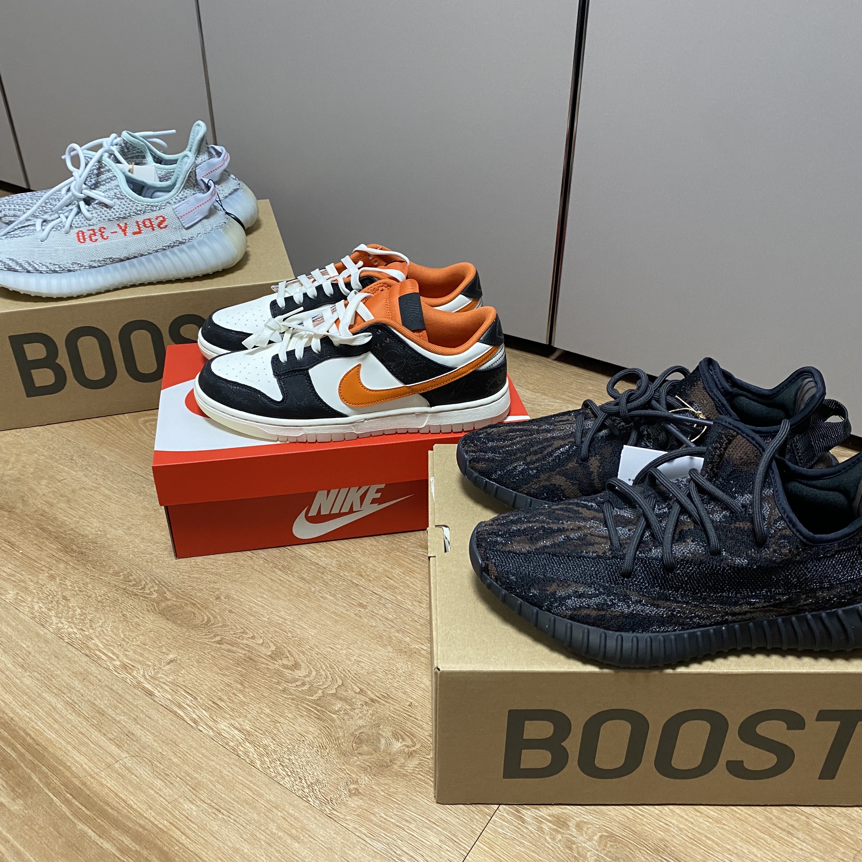 Adidas Yeezy Boost 350 V2 Blue Tint 2017, Nike Dunk Low Retro PRM Halloween 착용 스타일 - 1