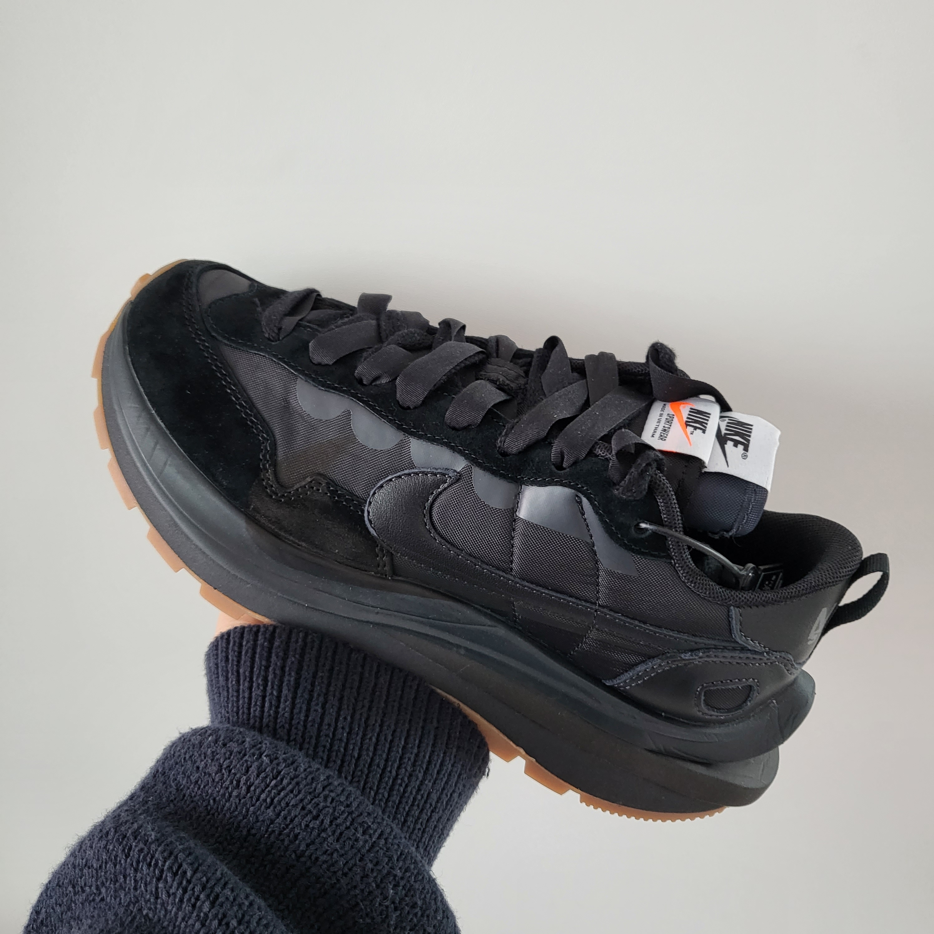 Nike x Sacai VaporWaffle Black and Gum, Nike x Sacai x Fragment LDWaffle Blackened Blue 착용 스타일 - 1