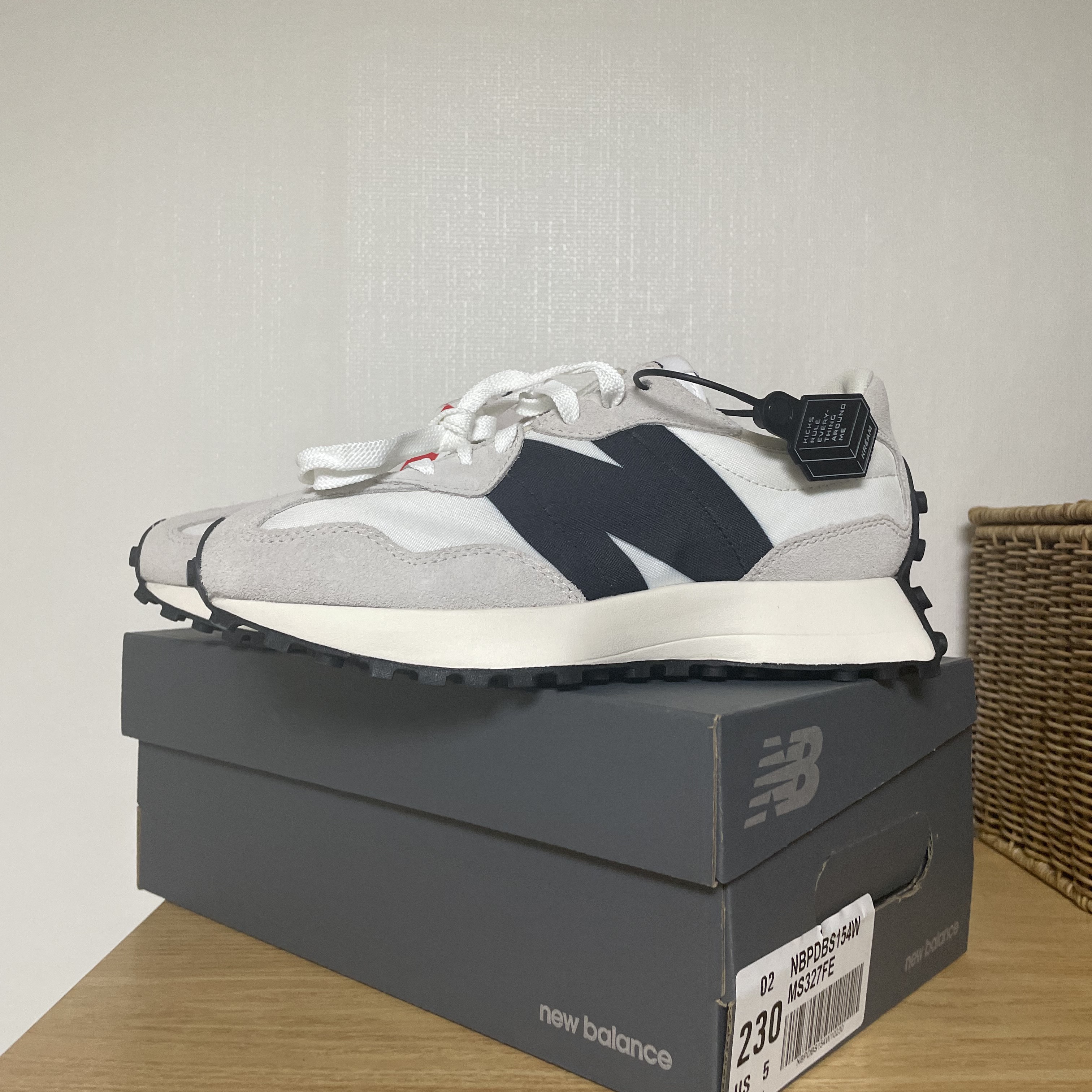 New Balance 327 White Black 착용 스타일