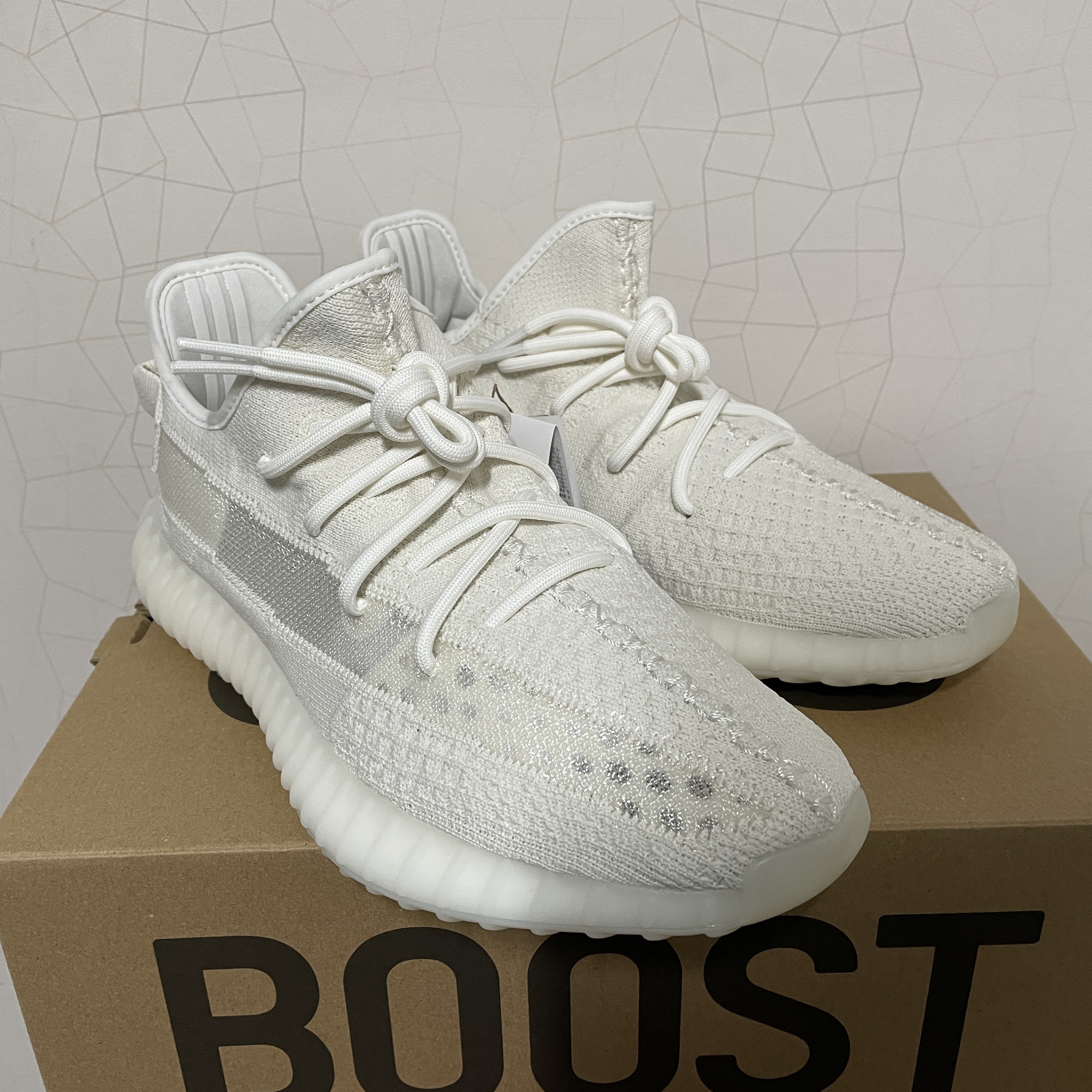 Adidas Yeezy Boost 350 V2 Bone 착용 스타일 - 2