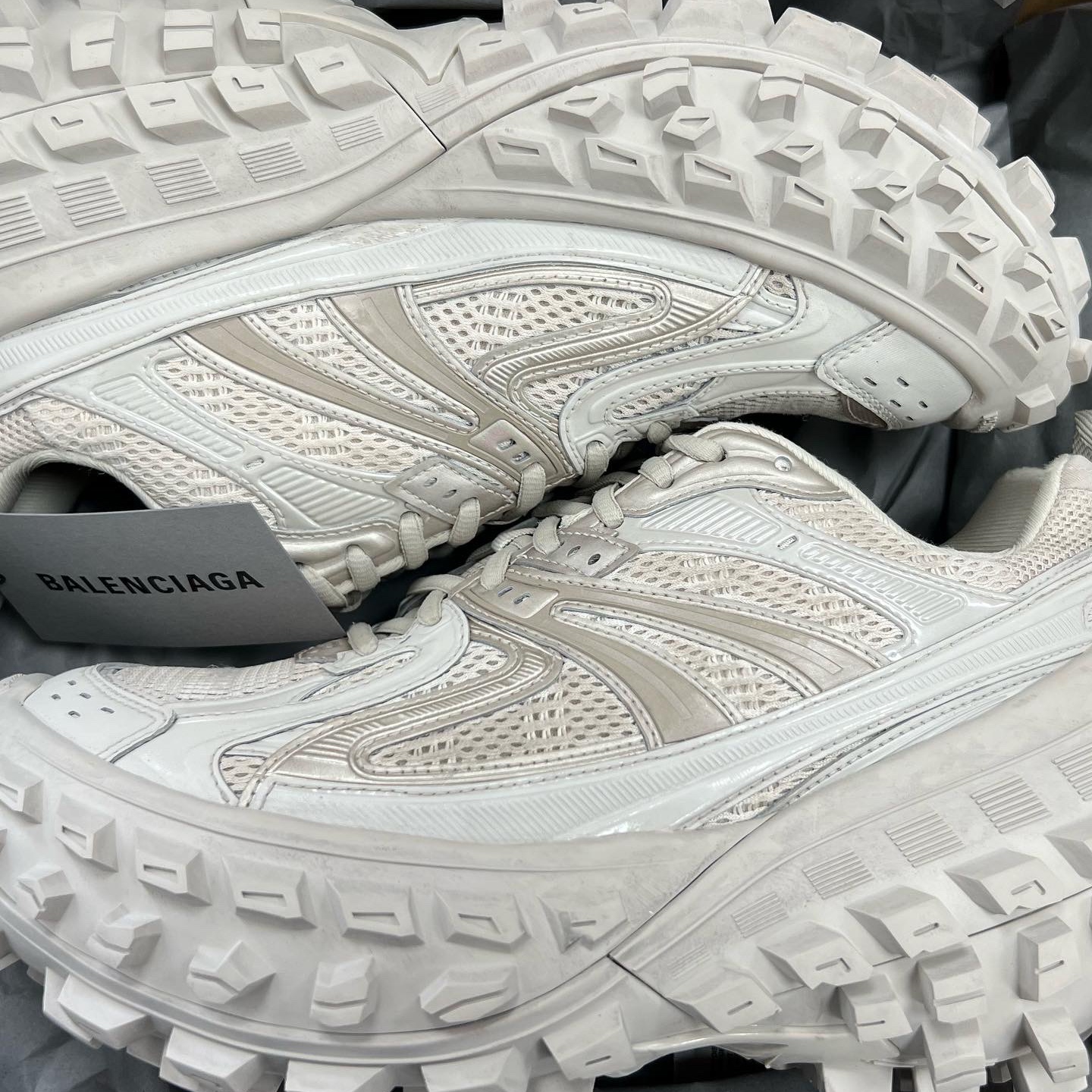 Balenciaga Defender Sneakers Beige 착용 스타일 - 2
