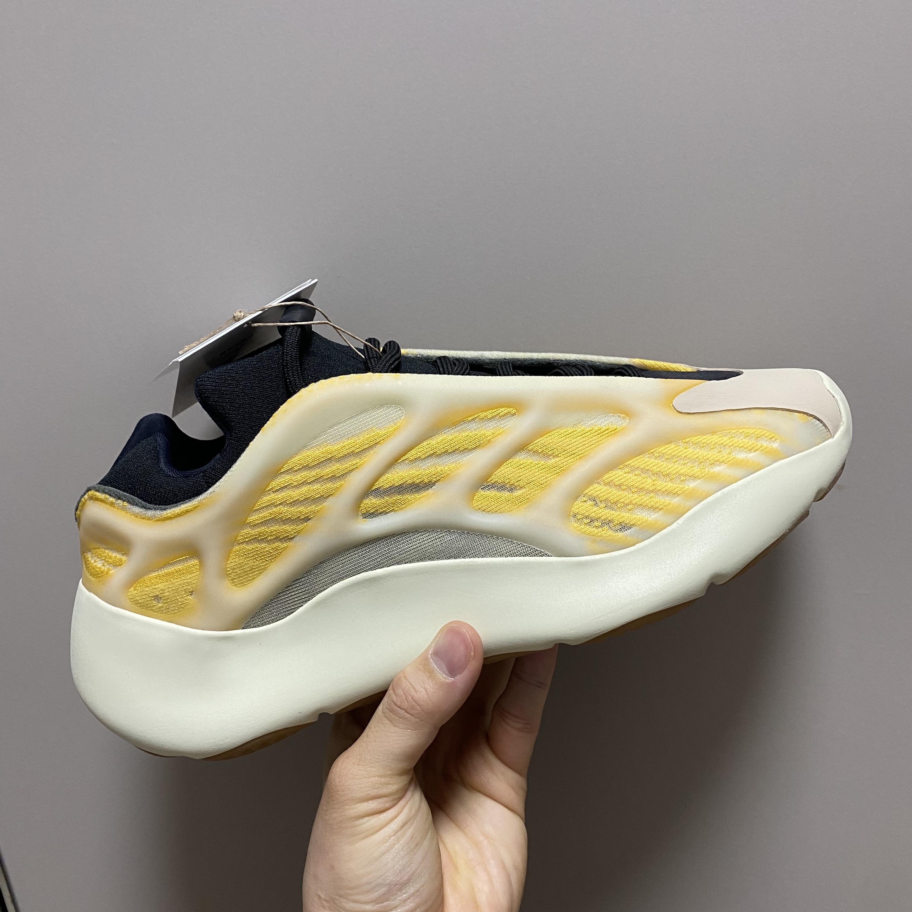 Adidas Yeezy 700 V3 Mono Safflower 착용 스타일 - 1