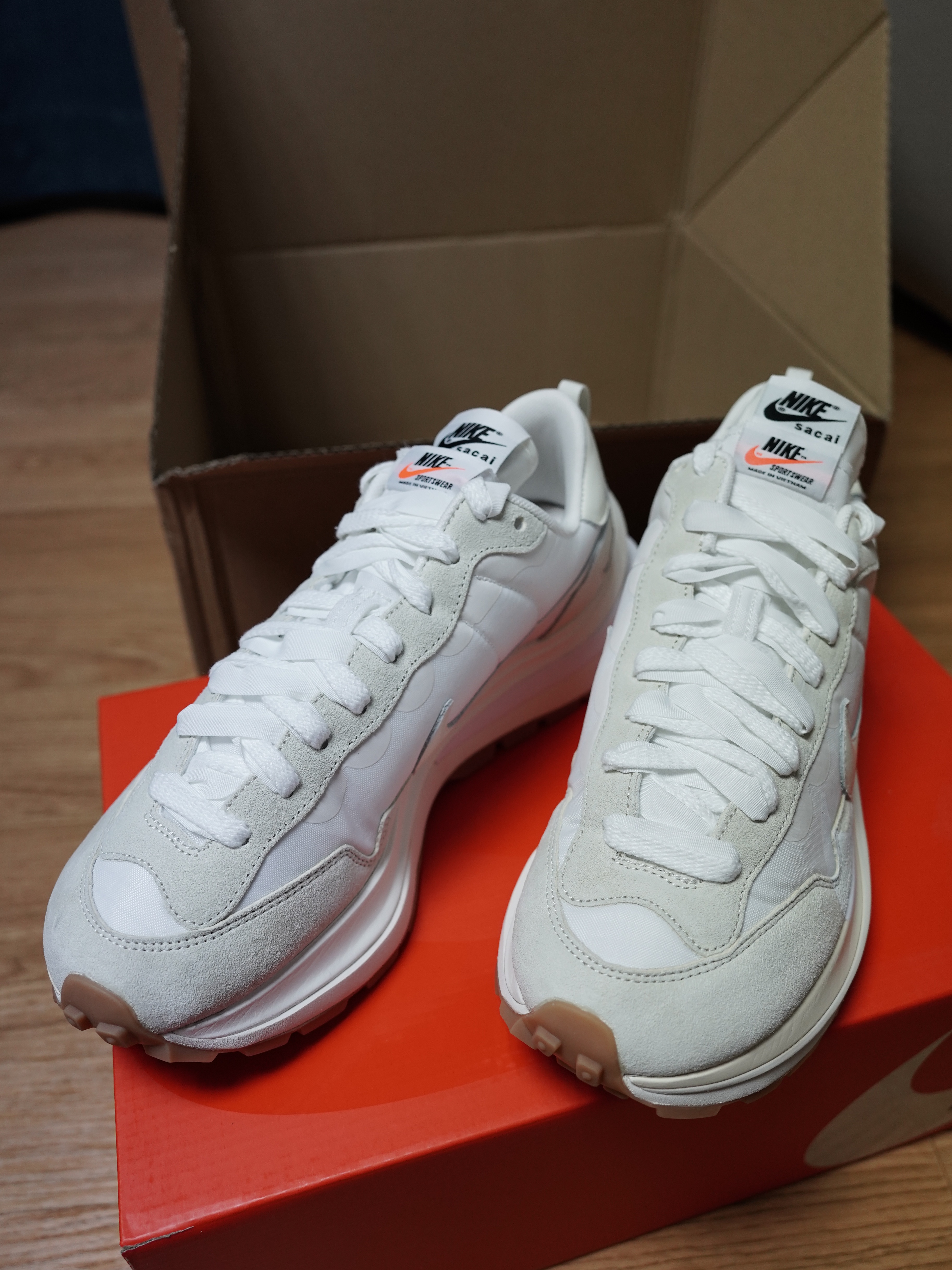 Nike x Sacai VaporWaffle White and Gum 착용 스타일 - 2