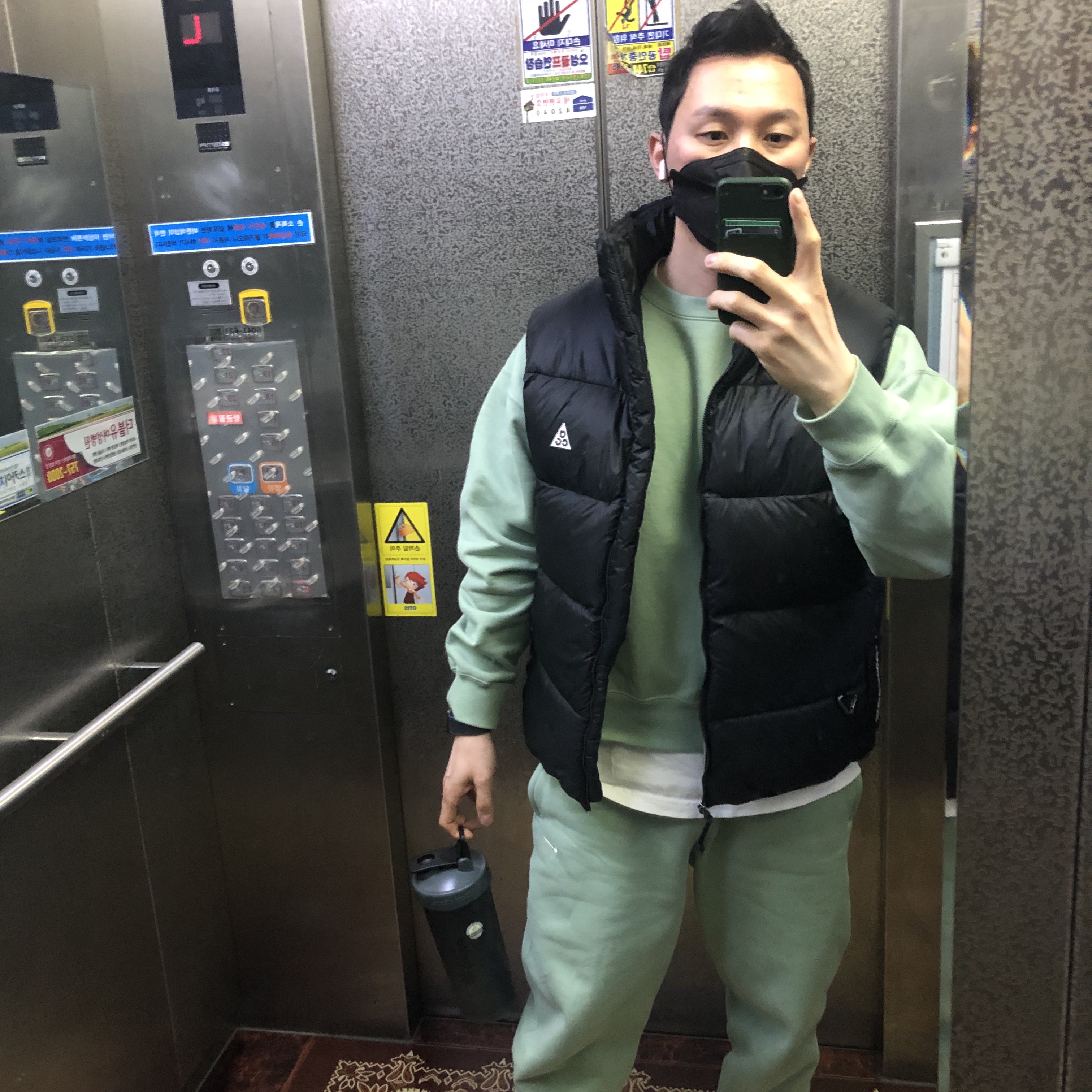 Nike ACG Therma-Fit ADV Lunar Lake Puffer Vest Black - US/EU, Nike NRG Solo Swoosh Fleece Pants Steam - US/EU 착용 스타일 - 1