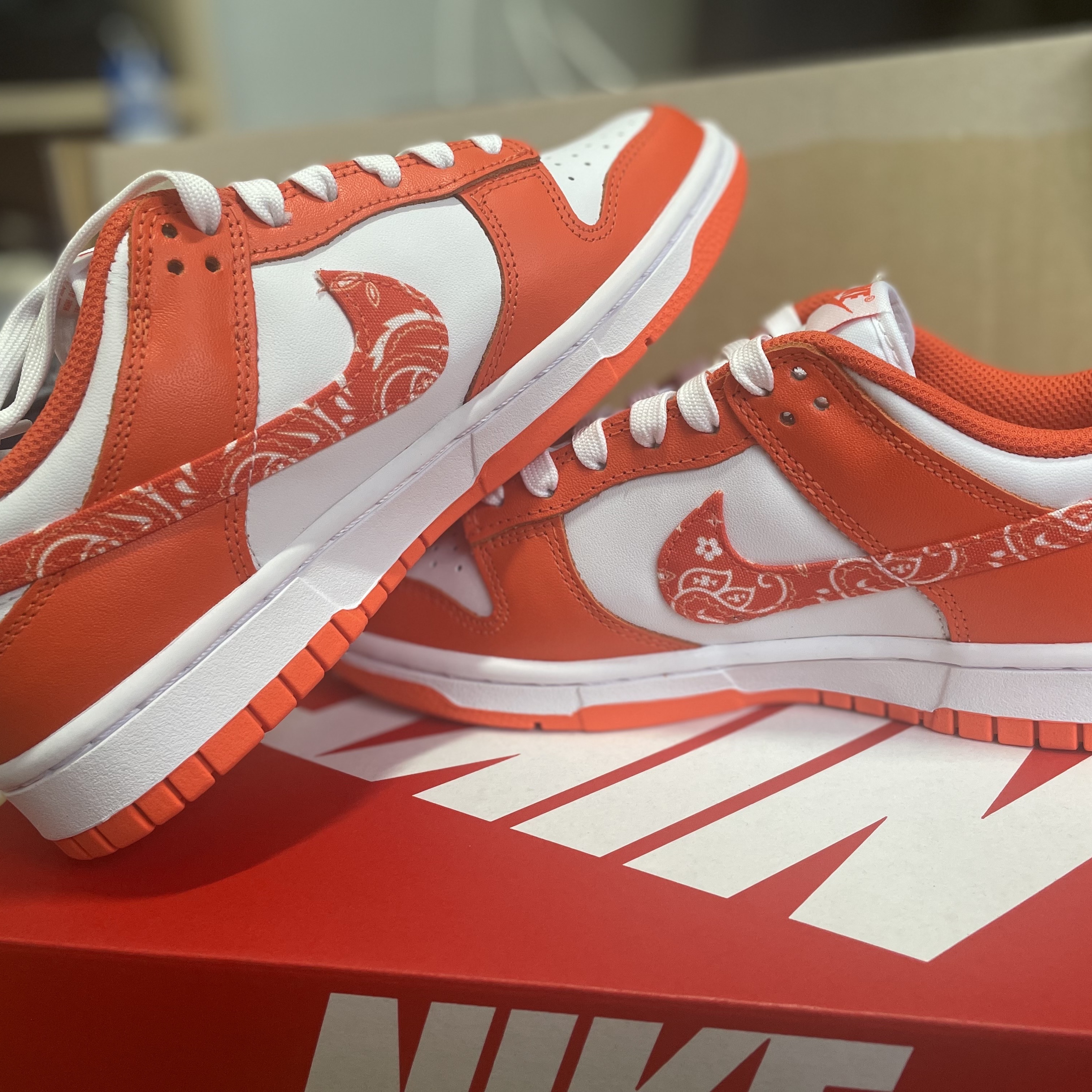 (W) Nike Dunk Low Essential Orange Paisley 착용 스타일