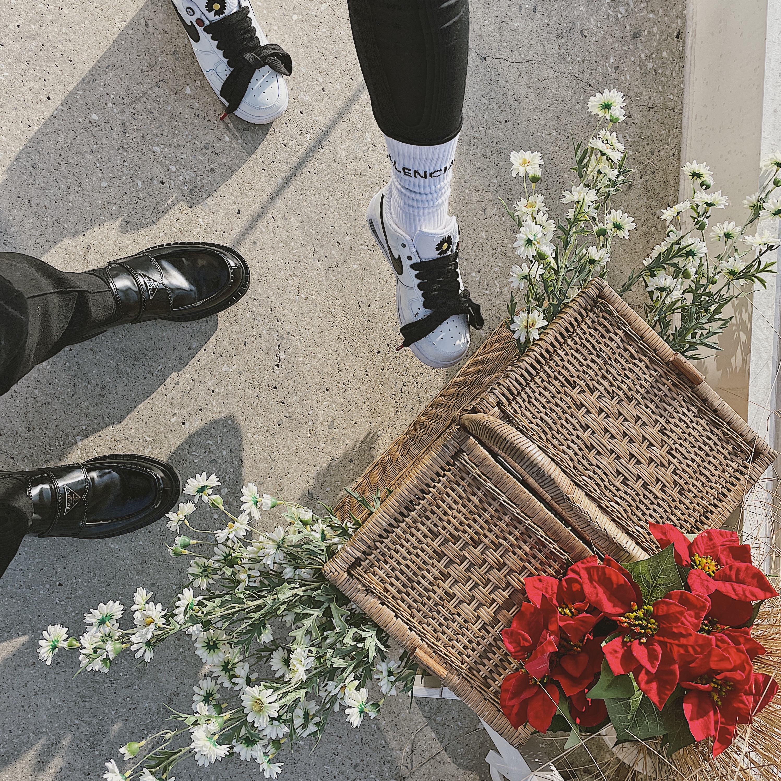 Prada Chocolate Brushed Leather Loafers Black, Nike x Peaceminusone Air Force 1 Low Para-Noise 2.0 착용 스타일