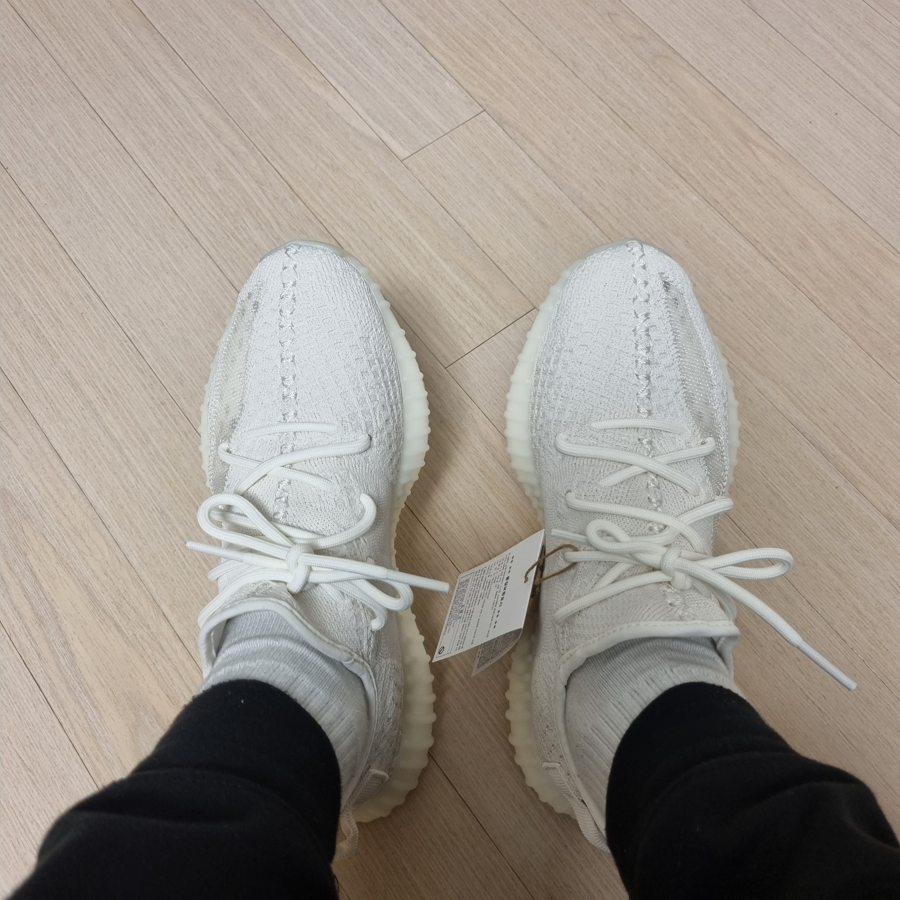 Adidas Yeezy Boost 350 V2 Bone 착용 스타일 - 2