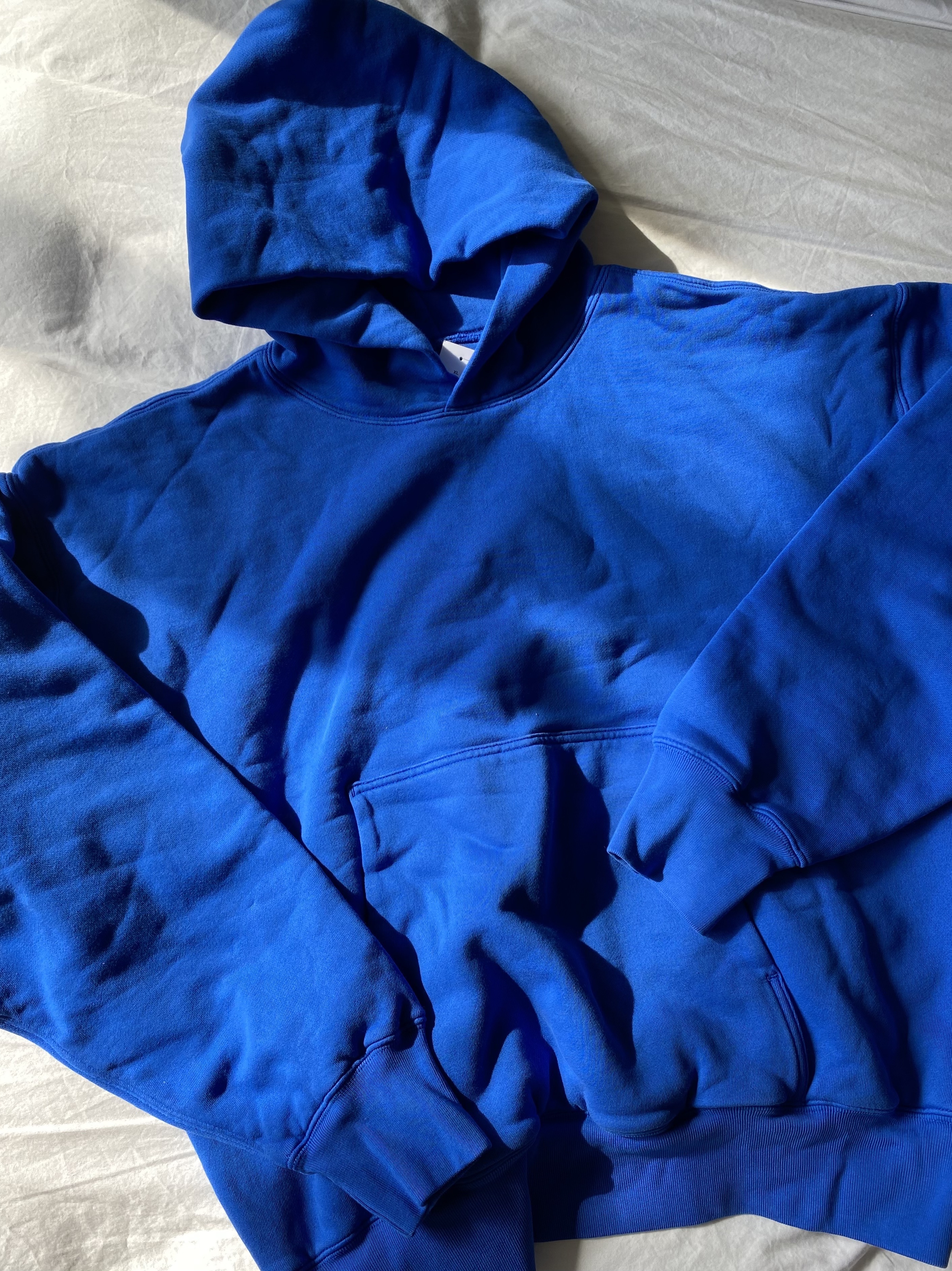 Yeezy Gap Hoodie Blue 착용 스타일 - 2