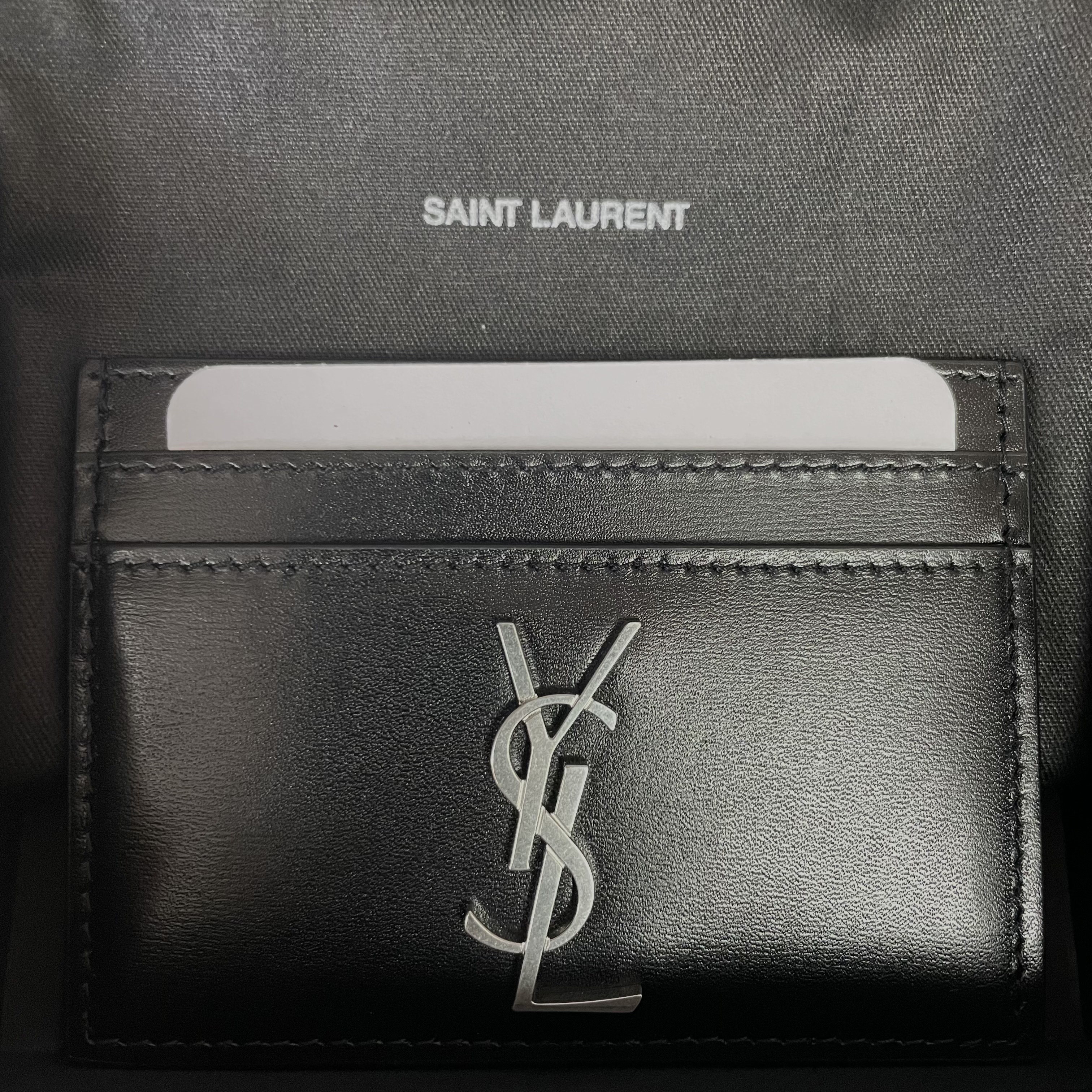 Saint Laurent Monogram Card Case in Smooth Leather Black 착용 스타일 - 2