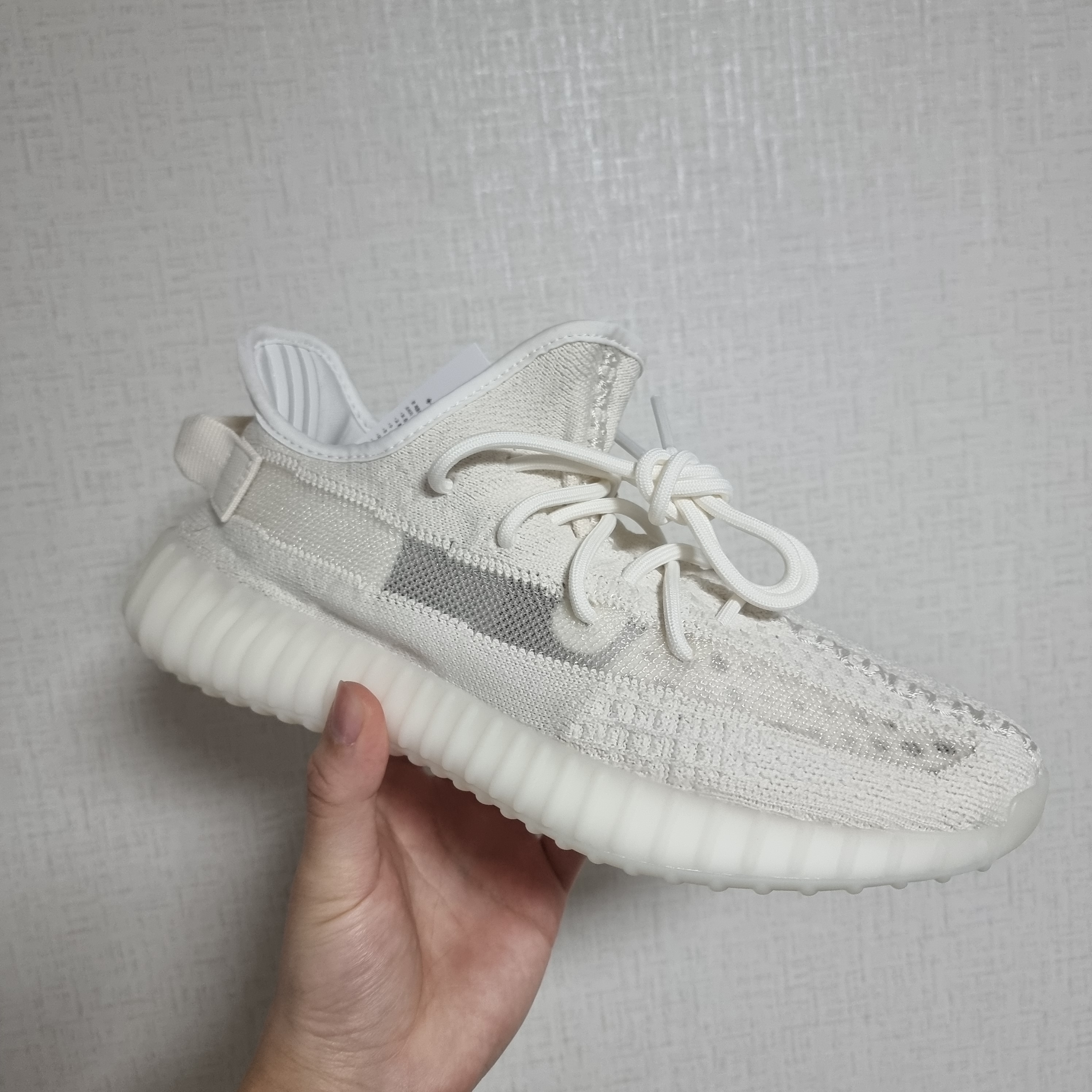 Adidas Yeezy Boost 350 V2 Bone 착용 스타일 - 1