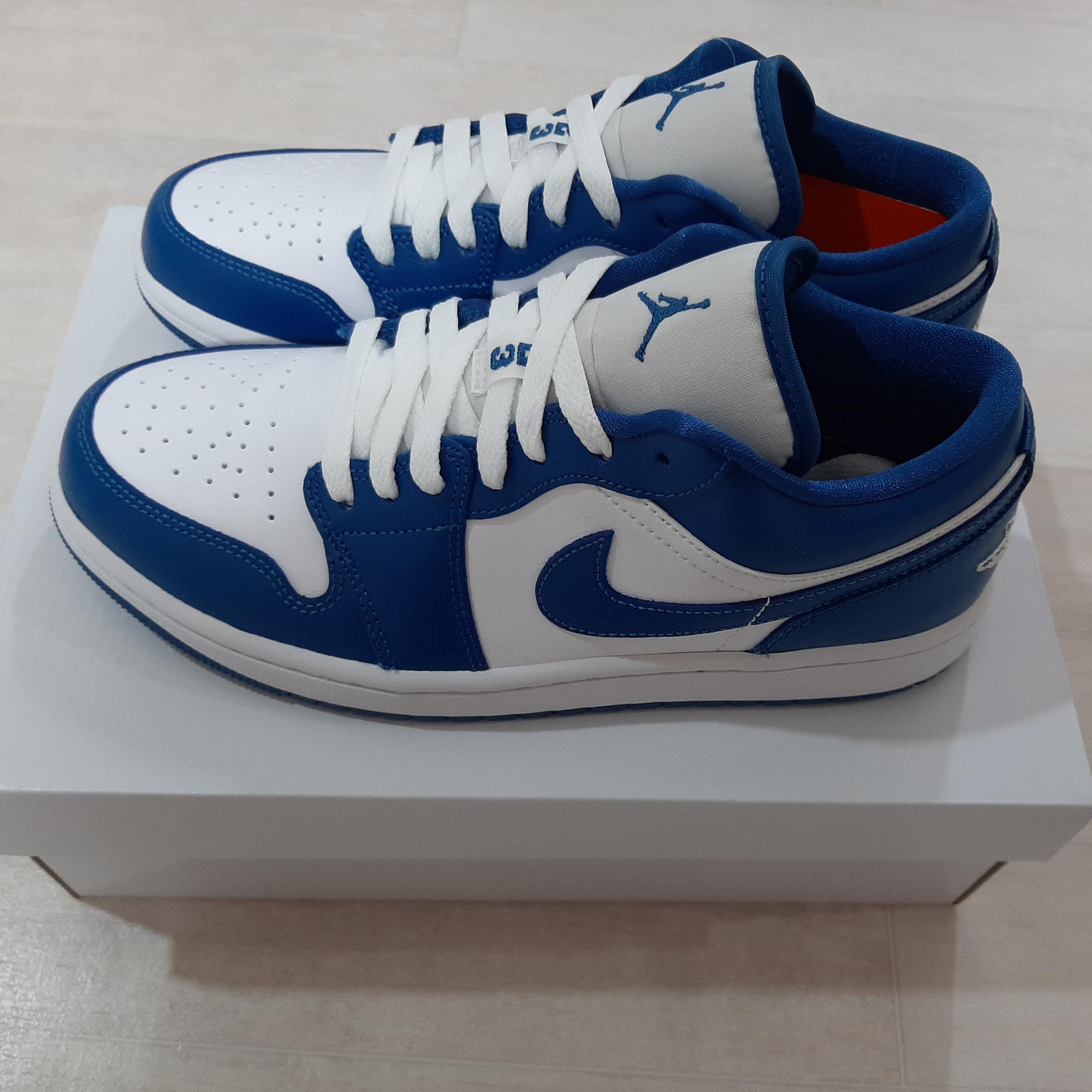 (W) Jordan 1 Low White Dark Marina Blue 착용 스타일 - 1