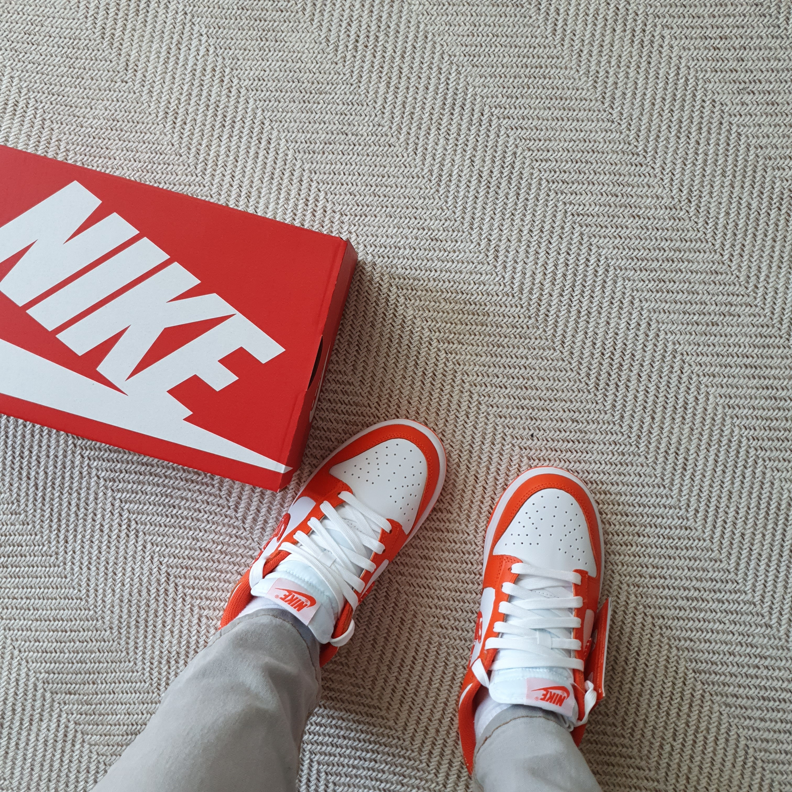 (W) Nike Dunk Low Essential Orange Paisley, (W) Jordan 1 Low OG Starfish 착용 스타일 - 3
