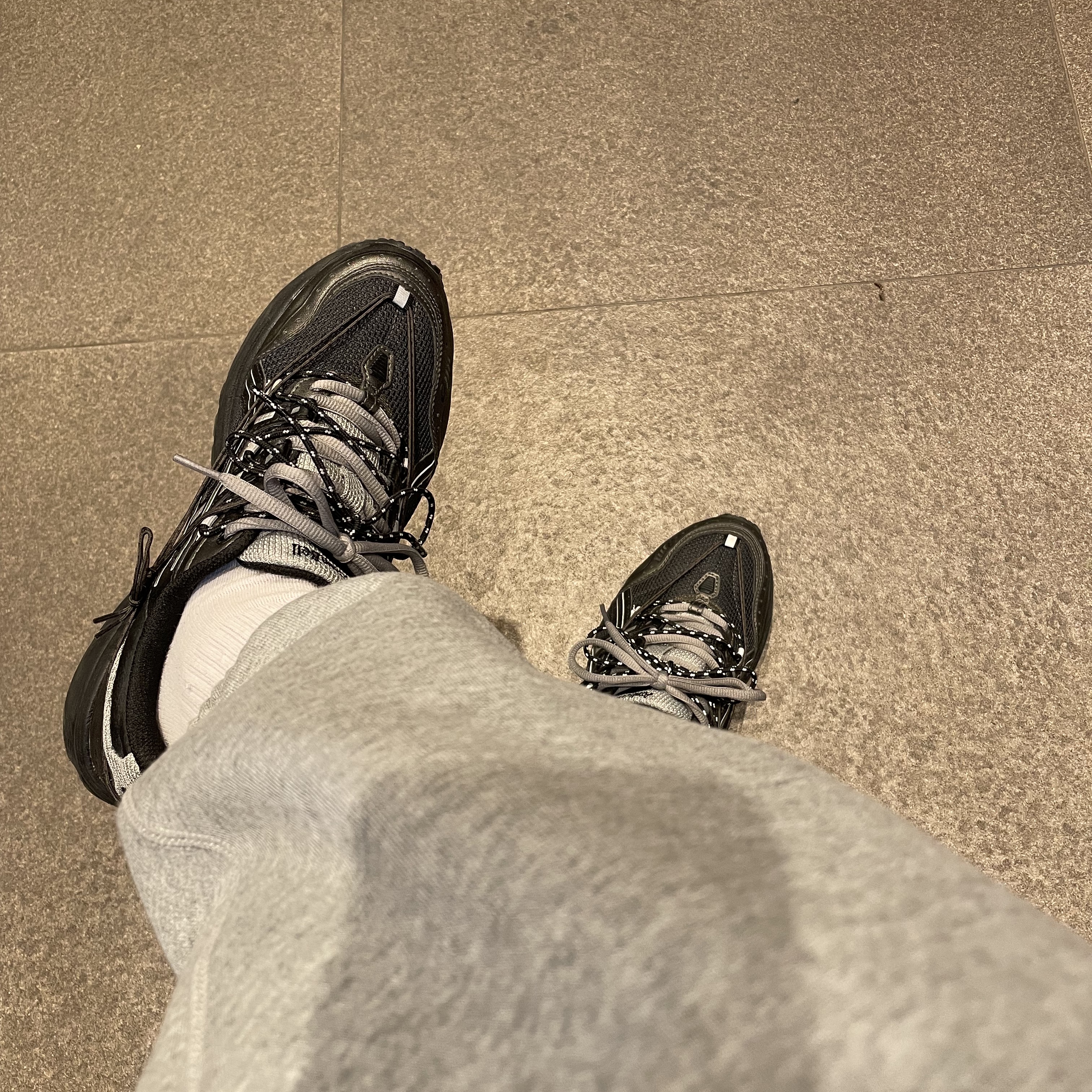Asics x Andersson Bell Gel-1090 Black Silver 착용 스타일