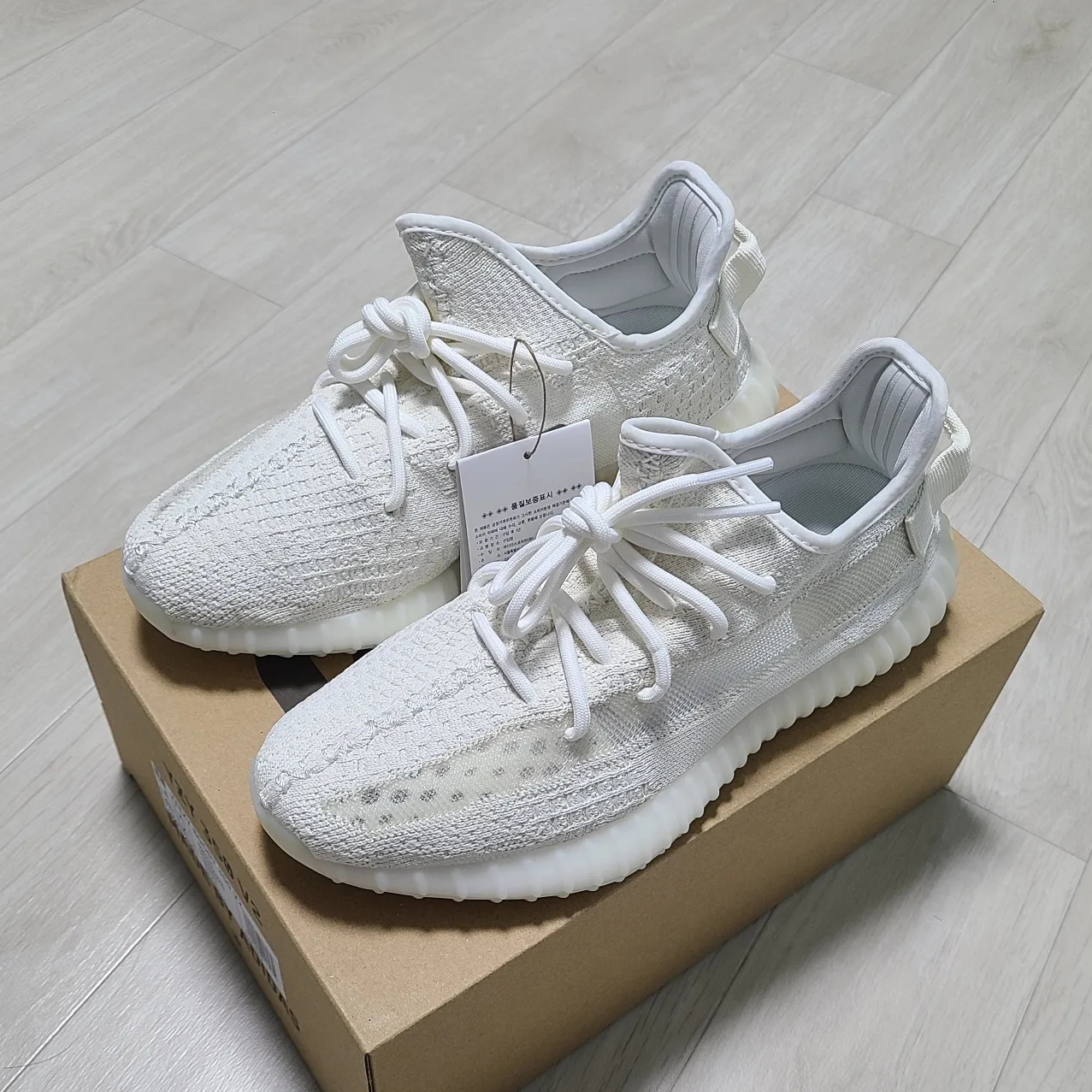 Adidas Yeezy Boost 350 V2 Bone 착용 스타일 - 2