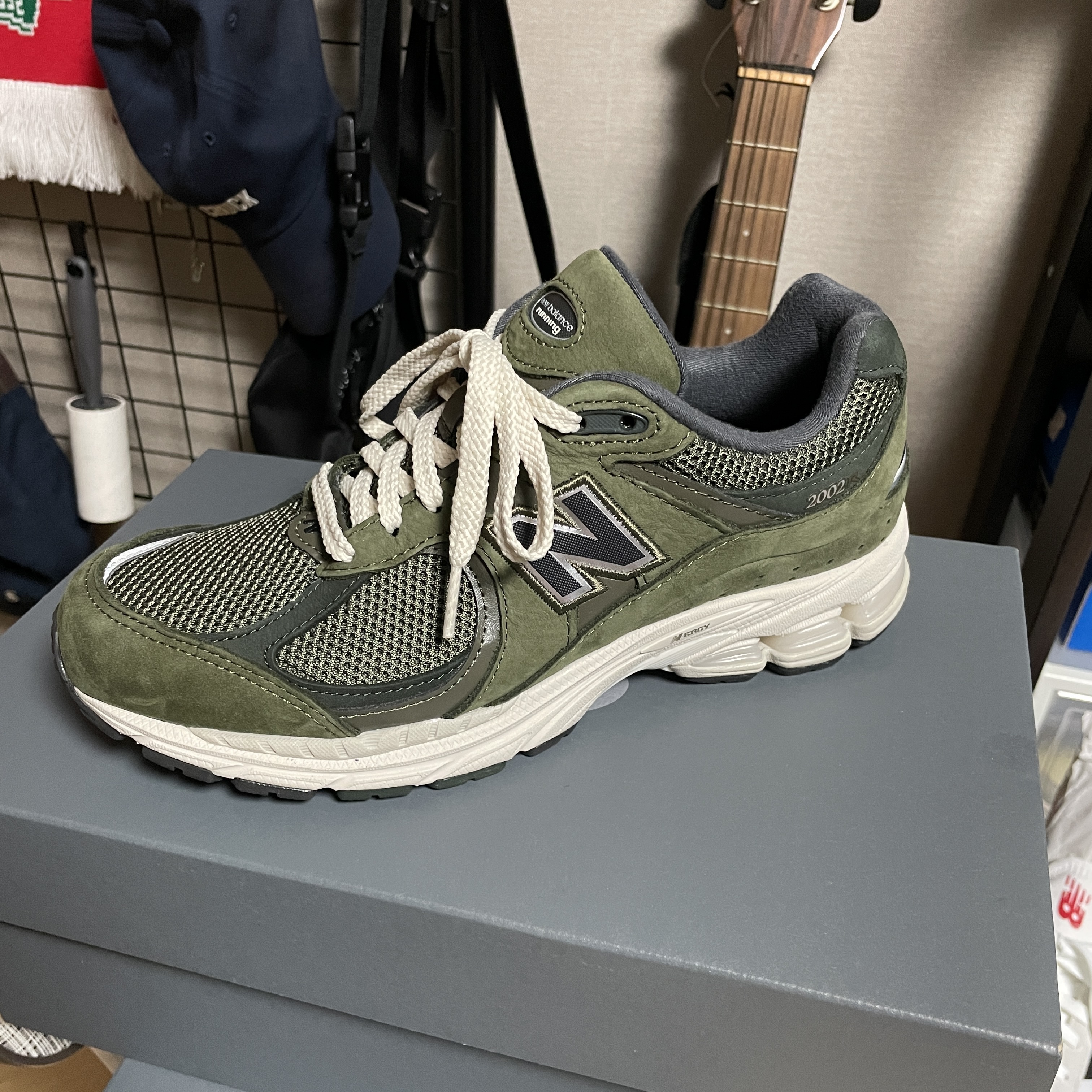 New Balance 2002R Grape Leaf 착용 스타일