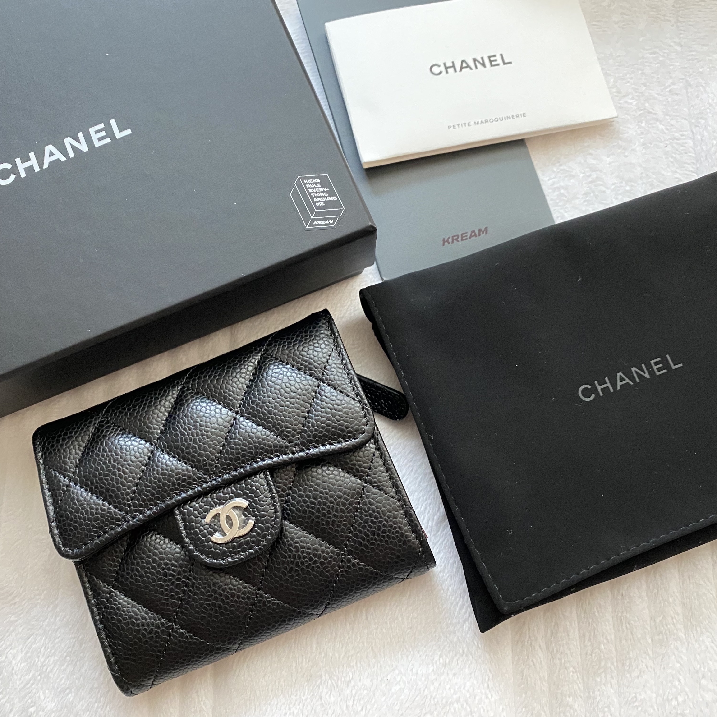 Chanel Small Classic Flap Wallet Grained Calfskin & Silver Black 착용 스타일