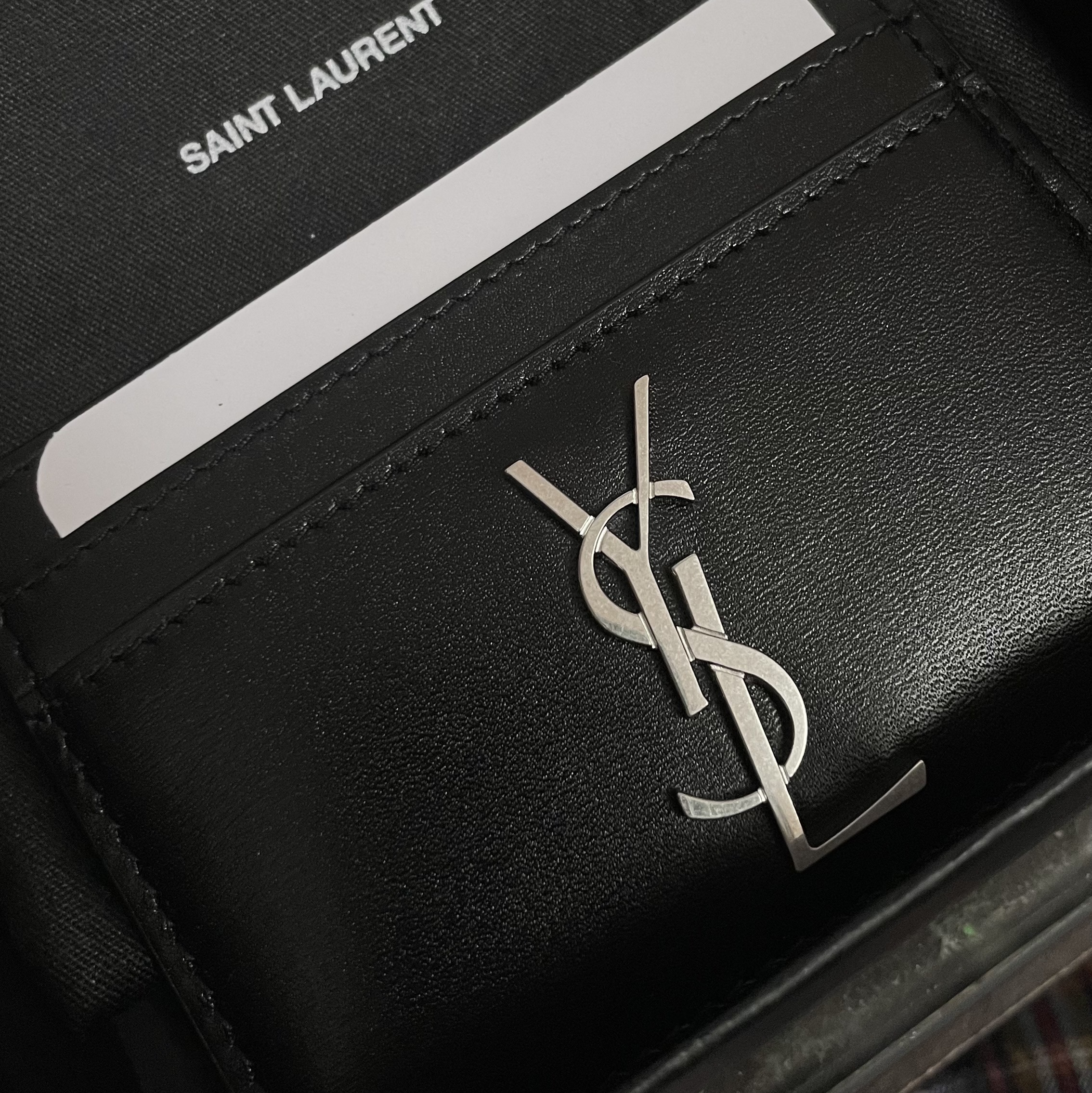 Saint Laurent Monogram Card Case in Smooth Leather Black 착용 스타일 - 1