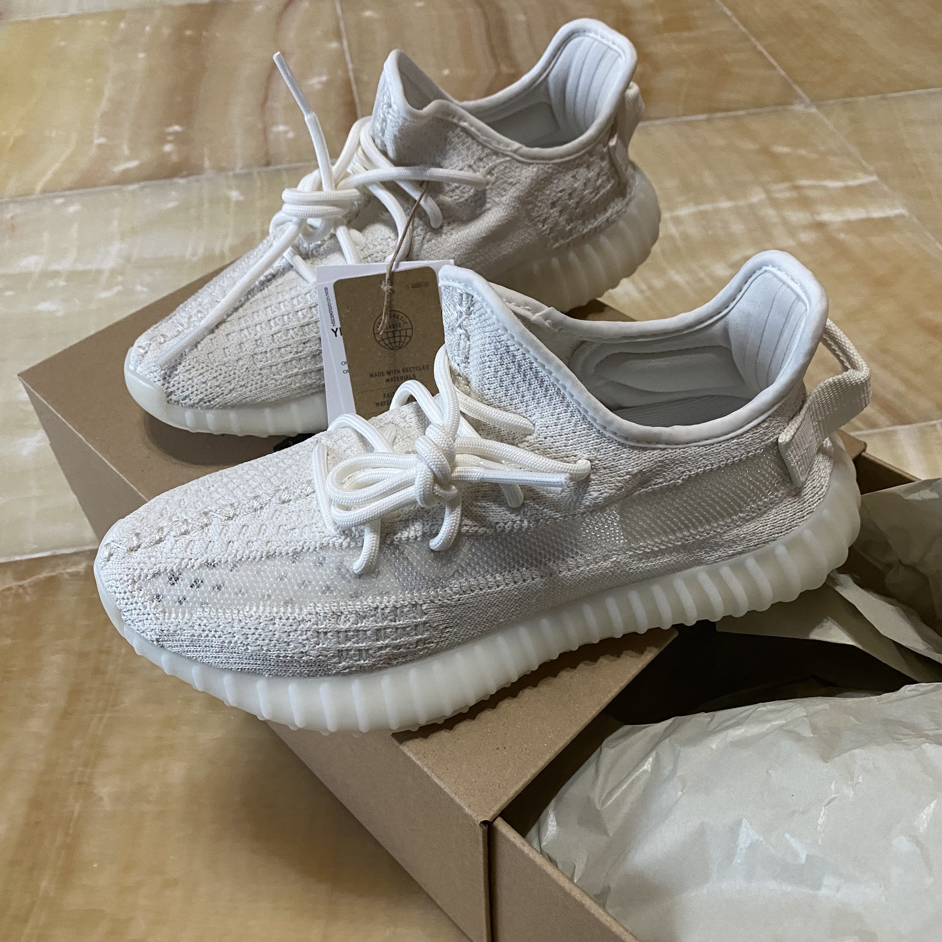Adidas Yeezy Boost 350 V2 Bone 착용 스타일