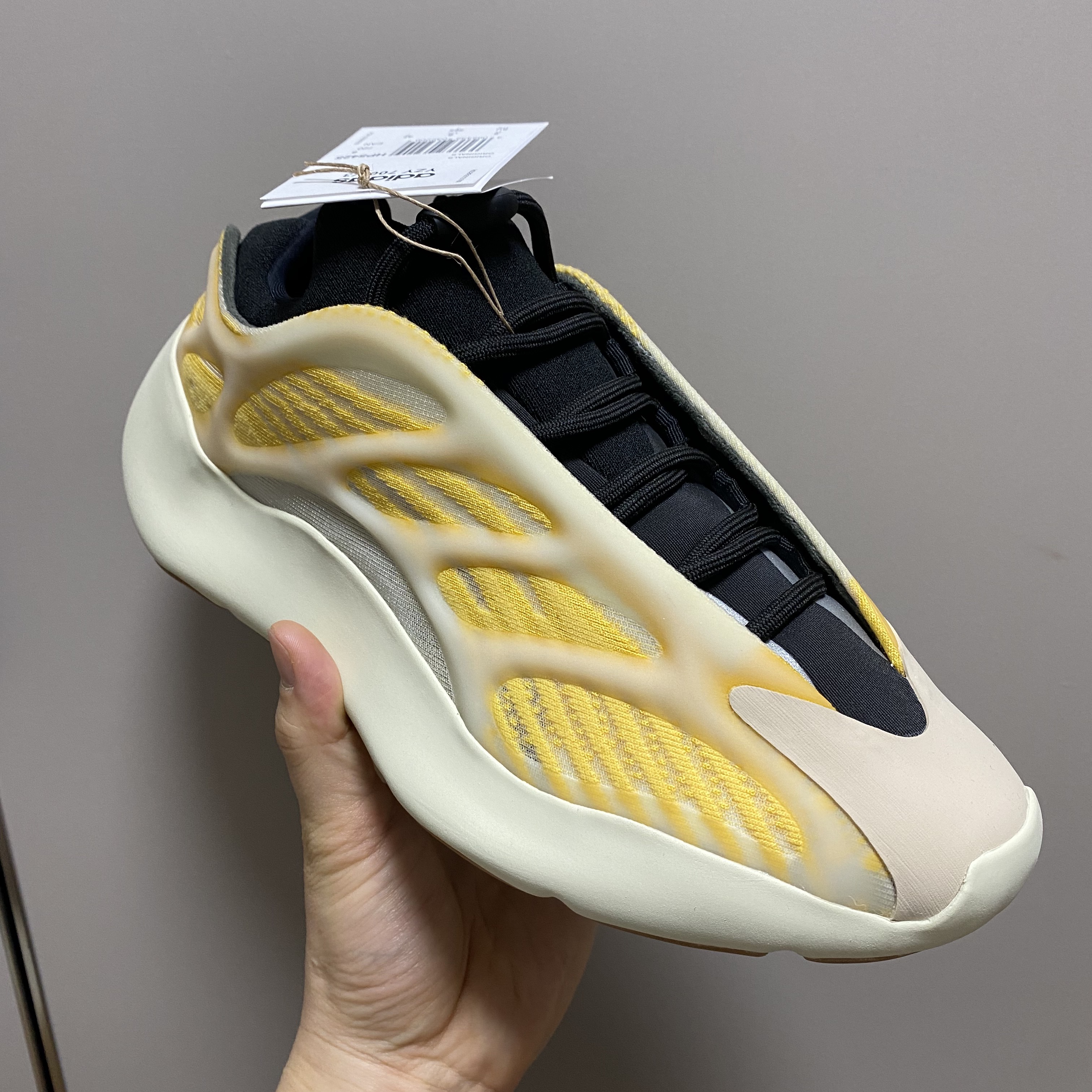 Adidas Yeezy 700 V3 Mono Safflower 착용 스타일 - 2