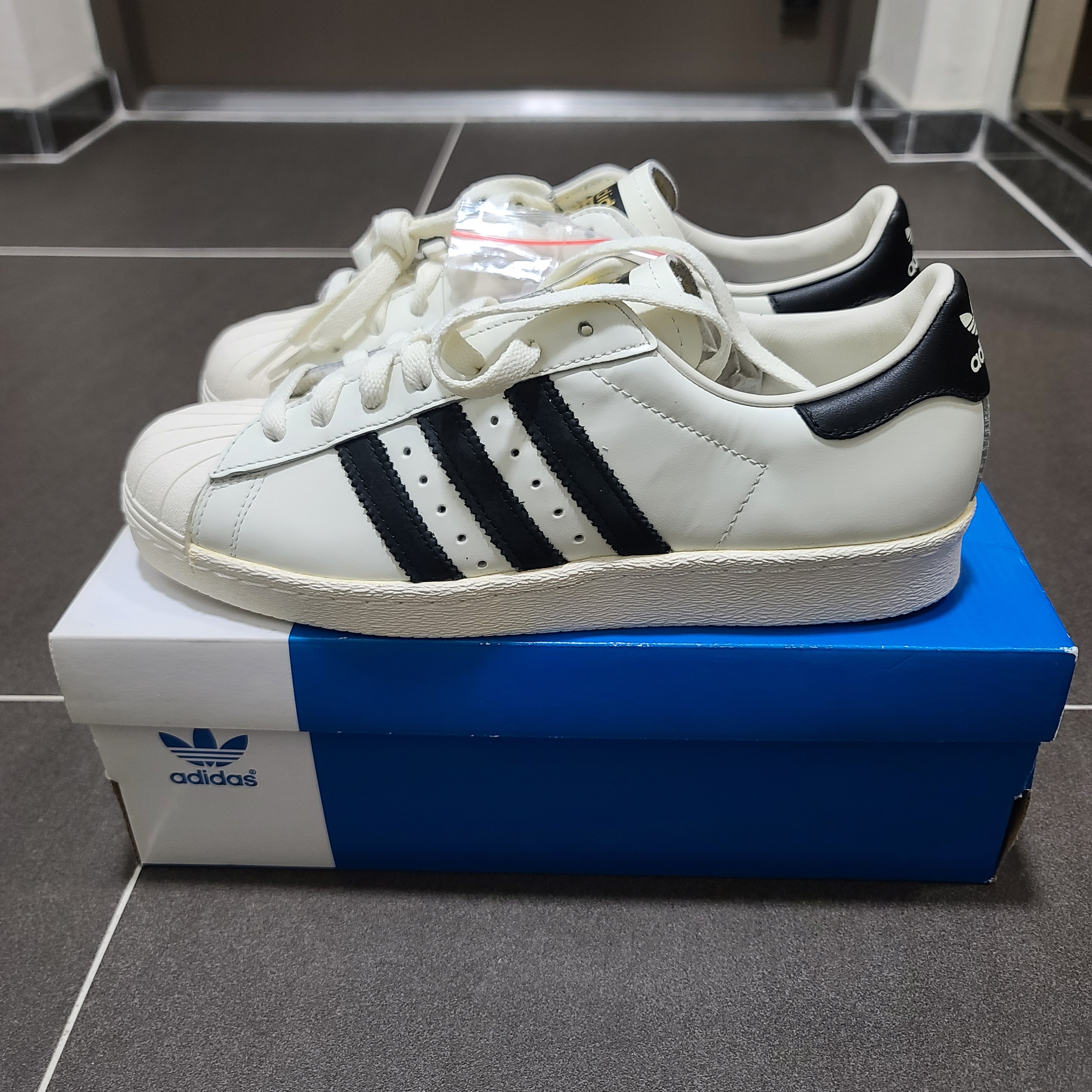 Adidas Superstar 80s Deluxe Vintage White Black 착용 스타일 - 1