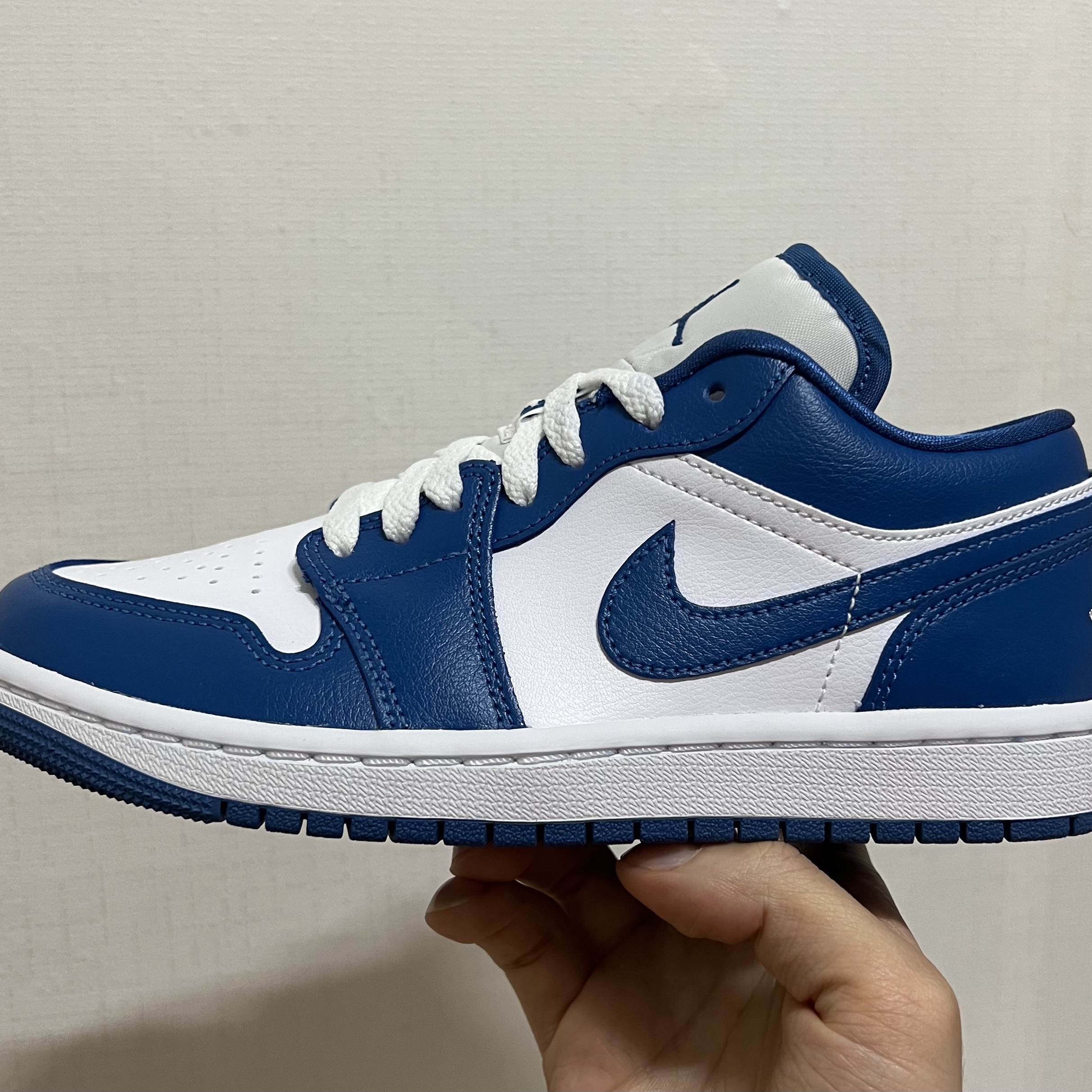(W) Jordan 1 Low White Dark Marina Blue 착용 스타일 - 1