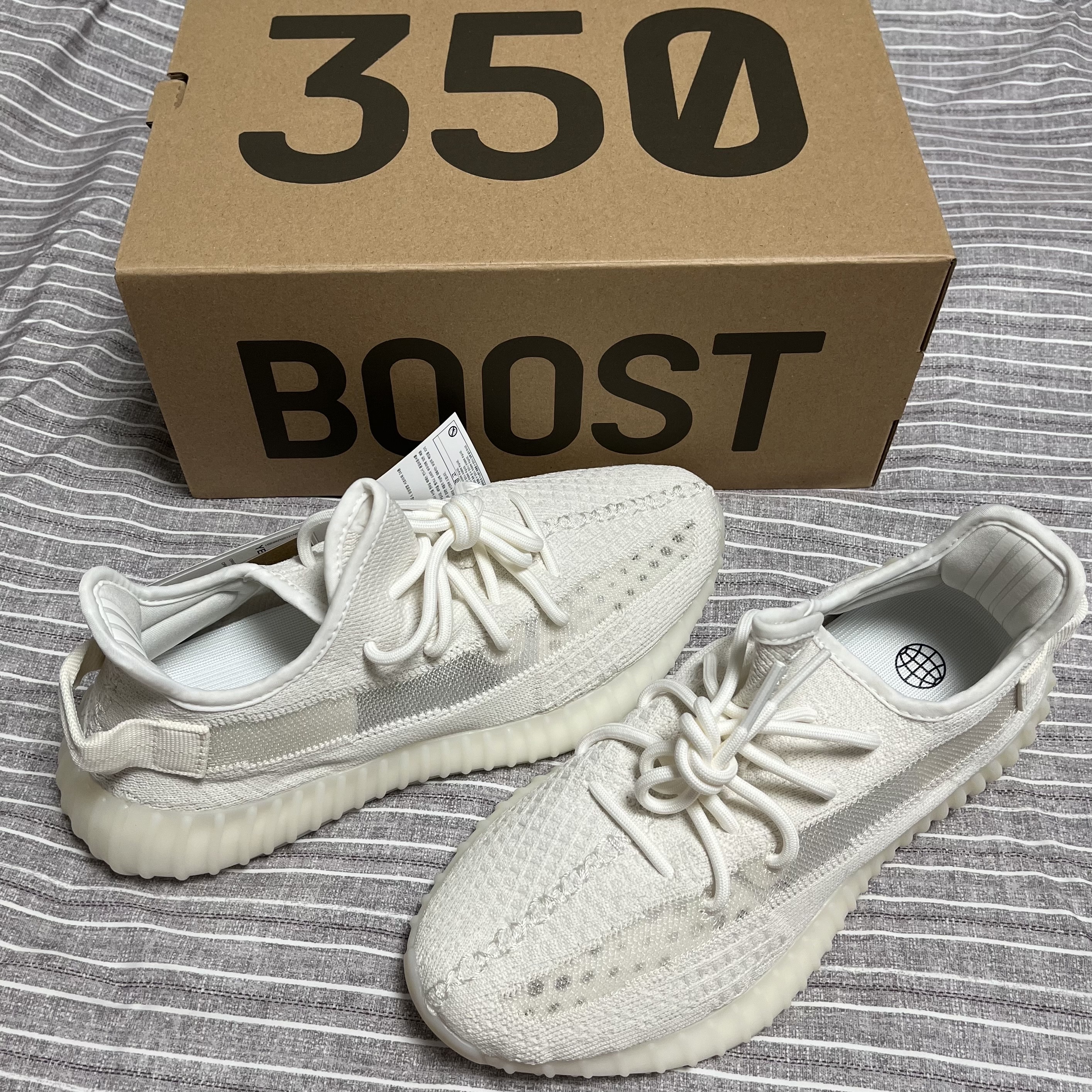 Adidas Yeezy Boost 350 V2 Bone 착용 스타일