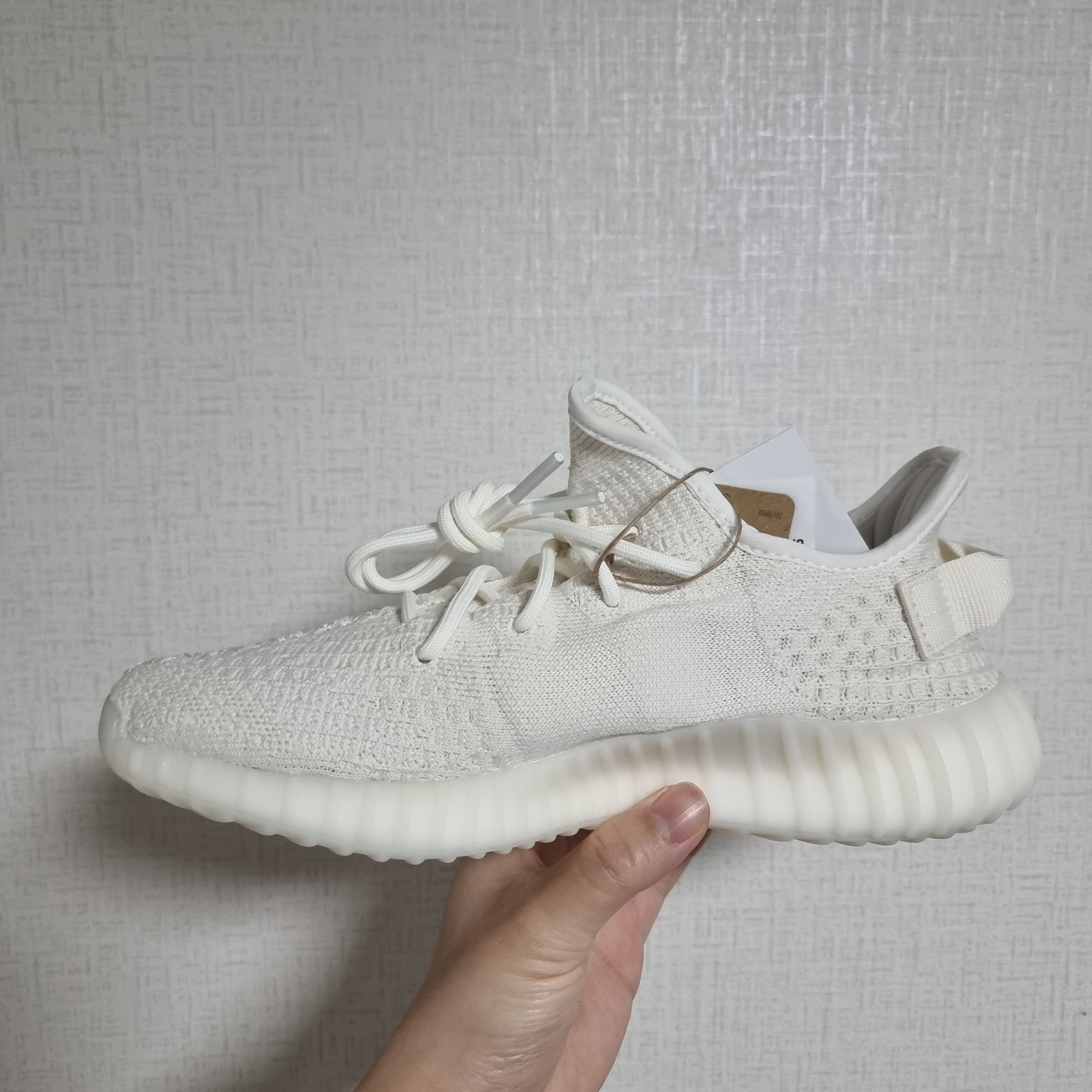 Adidas Yeezy Boost 350 V2 Bone 착용 스타일 - 3