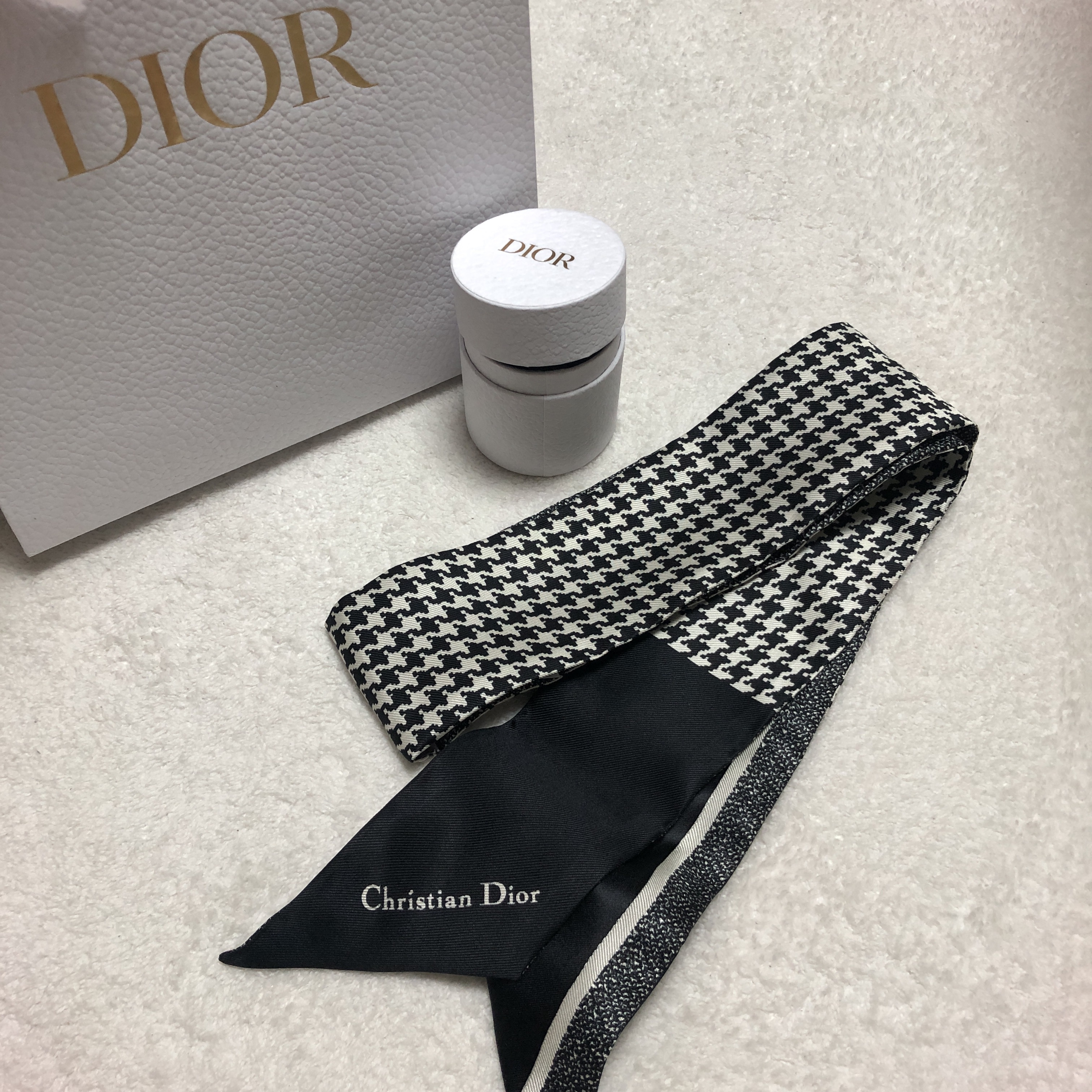 (W) Dior 30 Montaigne Mitzah Scarf Silk Twill Black White 착용 스타일