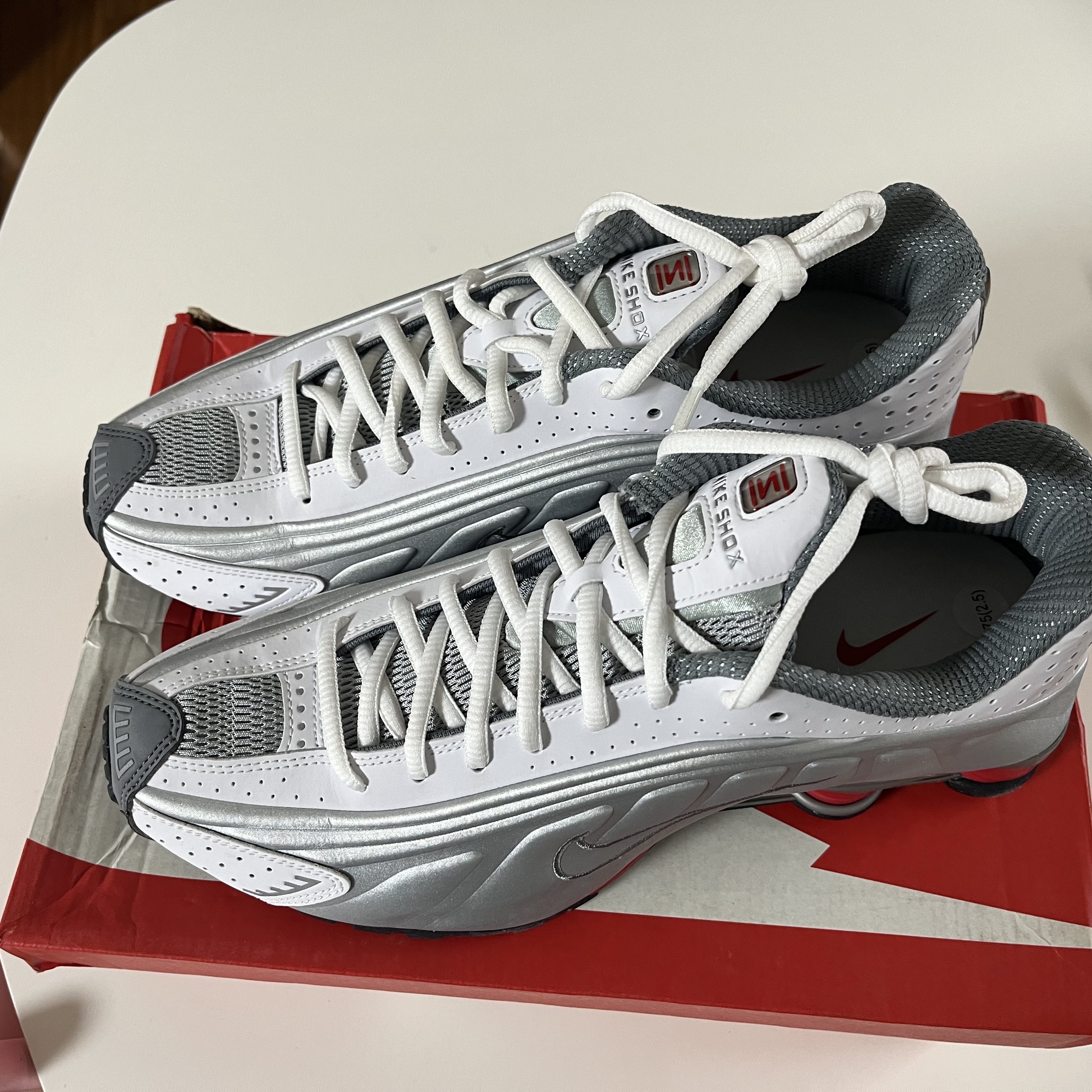 Nike Shox R4 Metallic Silver Comet Red 착용 스타일 - 1