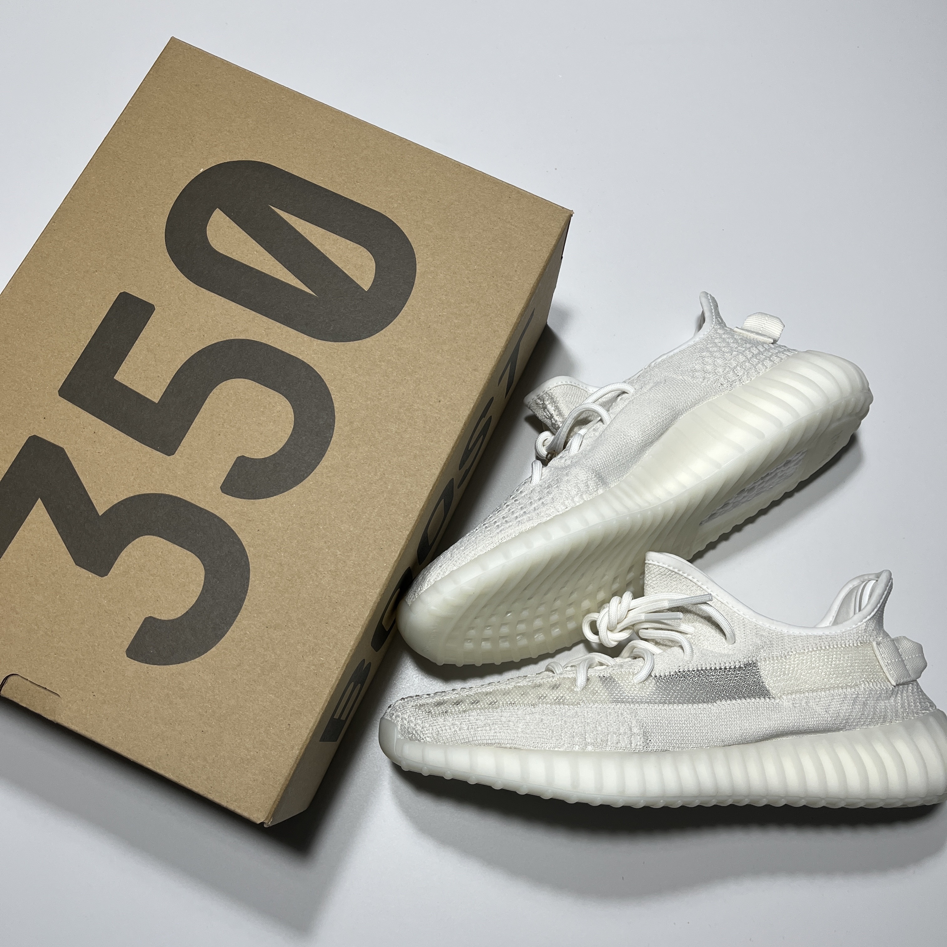 Adidas Yeezy Boost 350 V2 Bone 착용 스타일