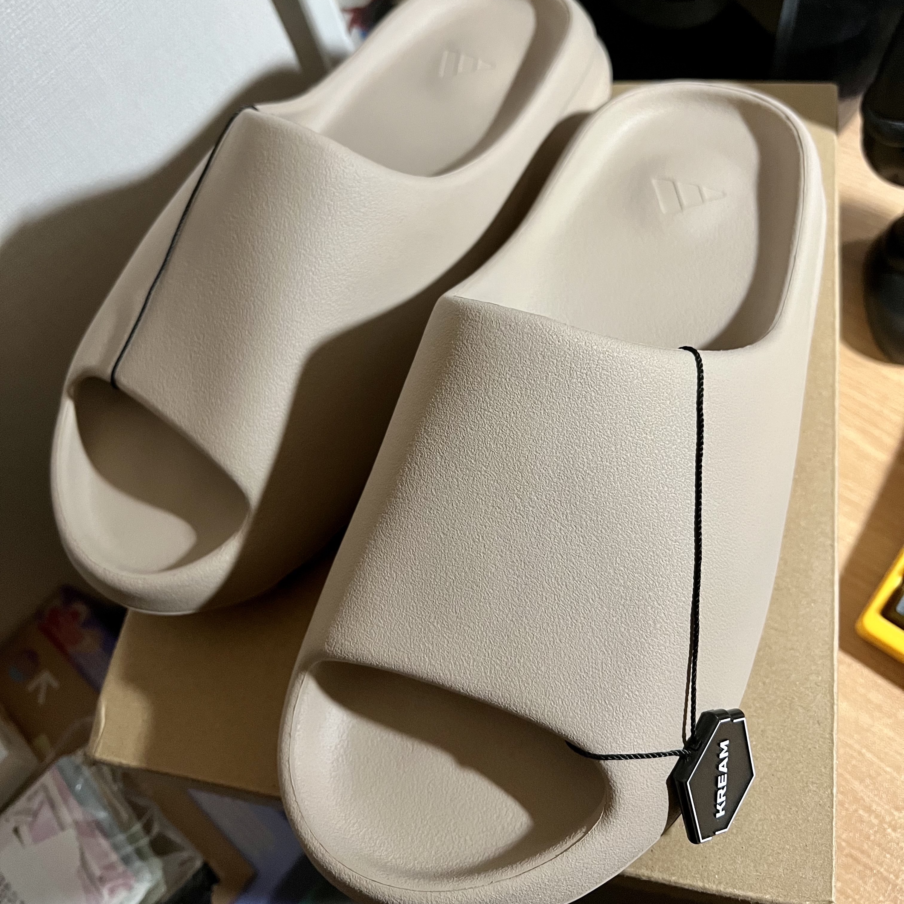Adidas Yeezy Slide Pure - Re-Release Ver. 착용 스타일 - 4