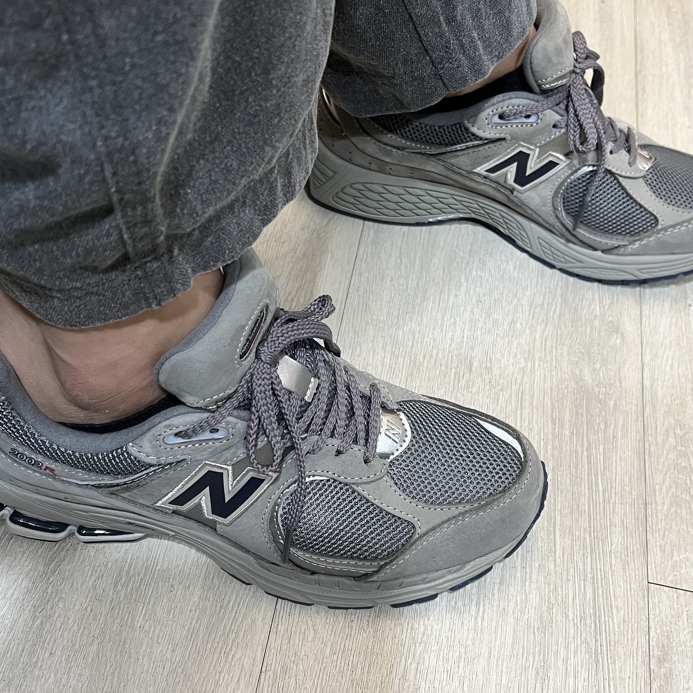 New Balance 2002R Gray 착용 스타일 - 1