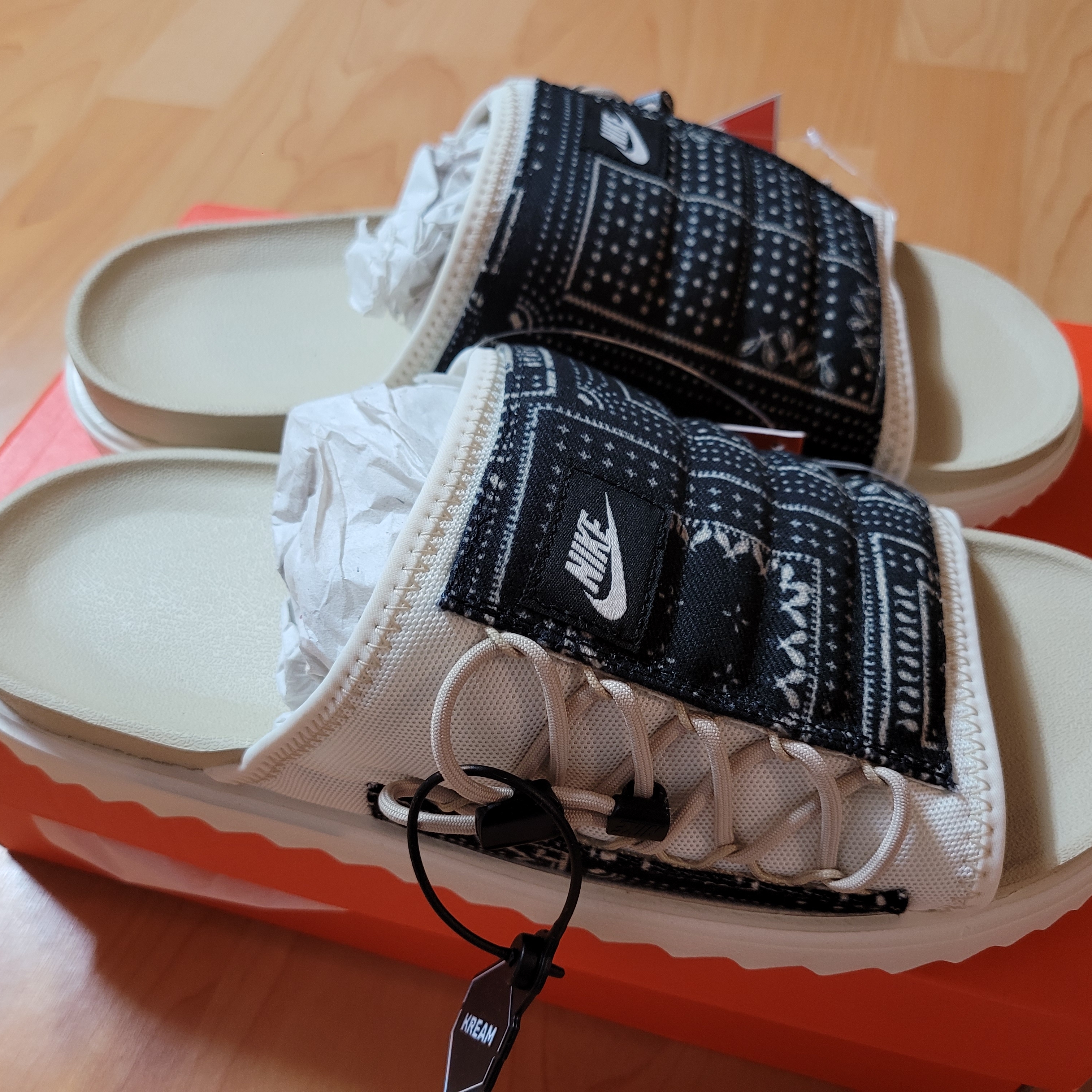 Nike Asuna Slide Pale Ivory Rattan 착용 스타일
