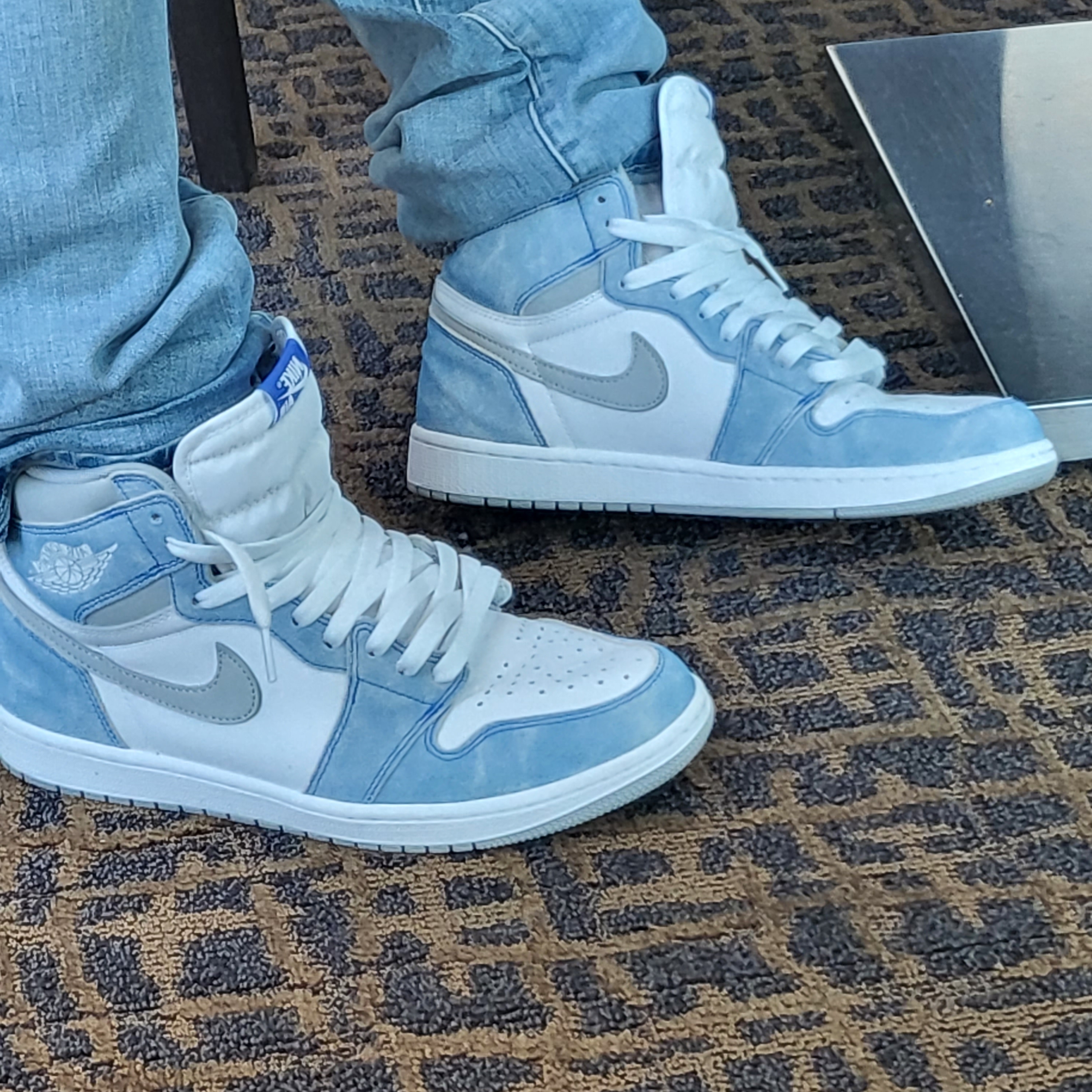 Jordan 1 Retro High OG Hyper Royal 착용 스타일