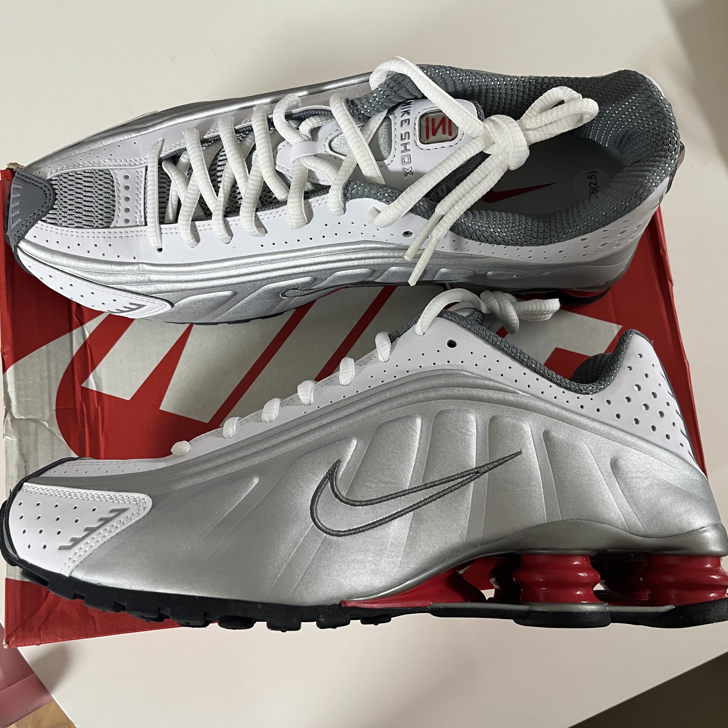 Nike Shox R4 Metallic Silver Comet Red 착용 스타일 - 2