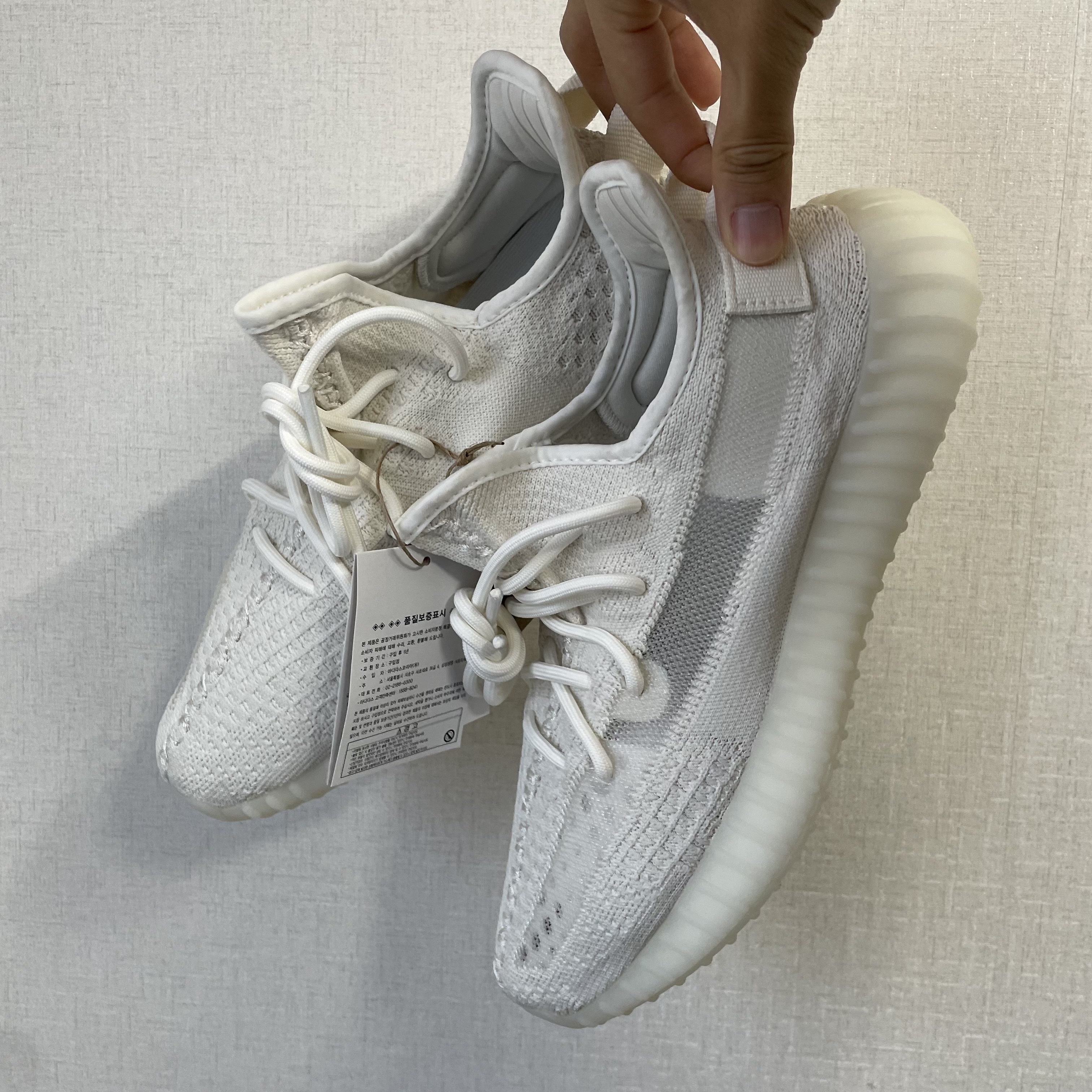 Adidas Yeezy Boost 350 V2 Bone 착용 스타일 - 1