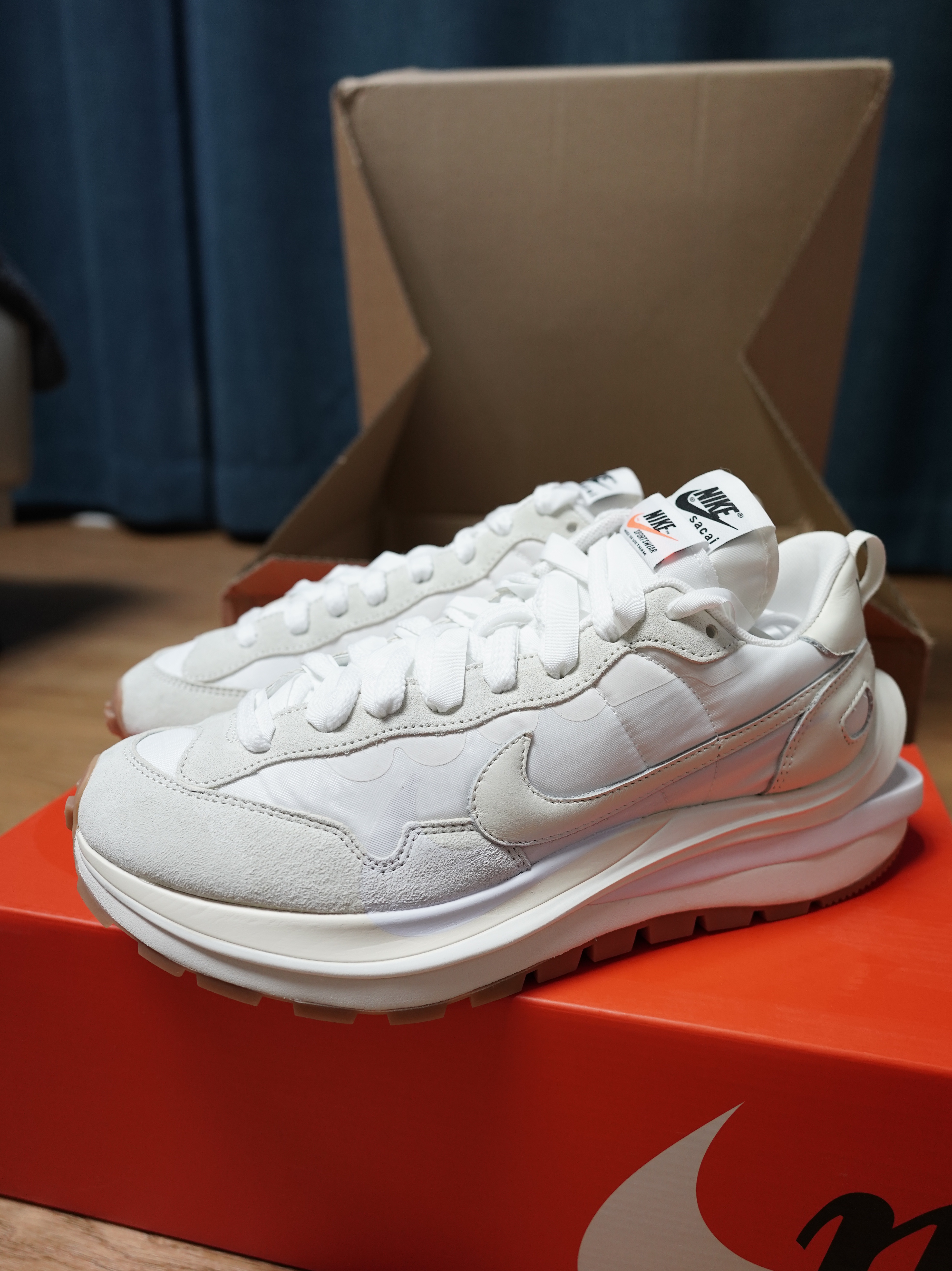 Nike x Sacai VaporWaffle White and Gum 착용 스타일 - 5